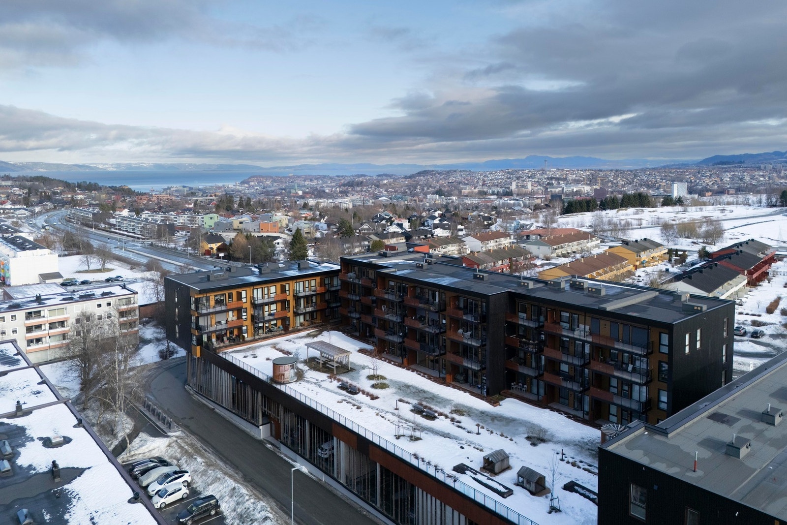 Store fellesområder til fri bruk for beboerne med sittegrupper og gode solforhold over butikken. Galleribilde