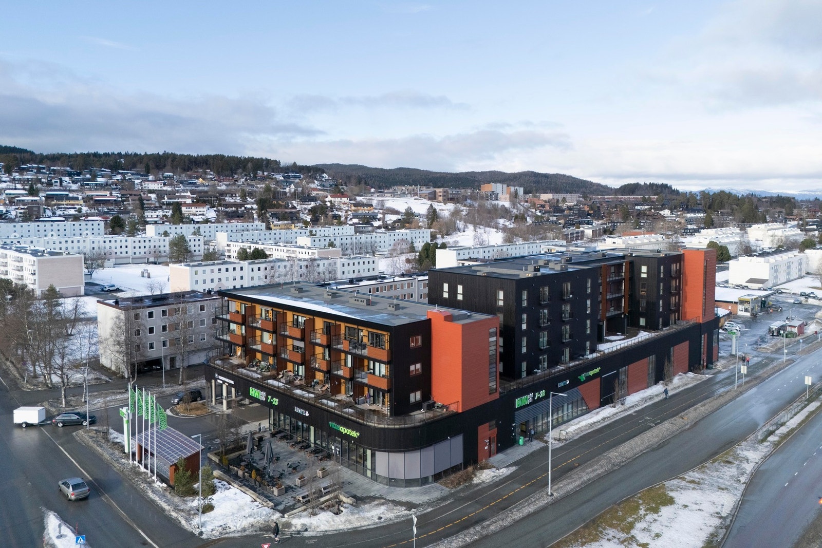 Leiligheten ligger i fjerde etasje i et nytt og moderne leilighetsbygg fra 2022 med butikk, restaurant og apotek i 1.etg. Galleribilde