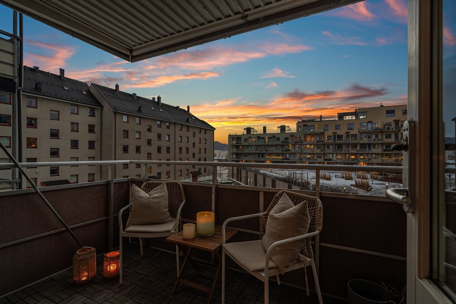 Balkongen vender mot parkmessig uteareal og nyter gode solforhold. Galleribilde