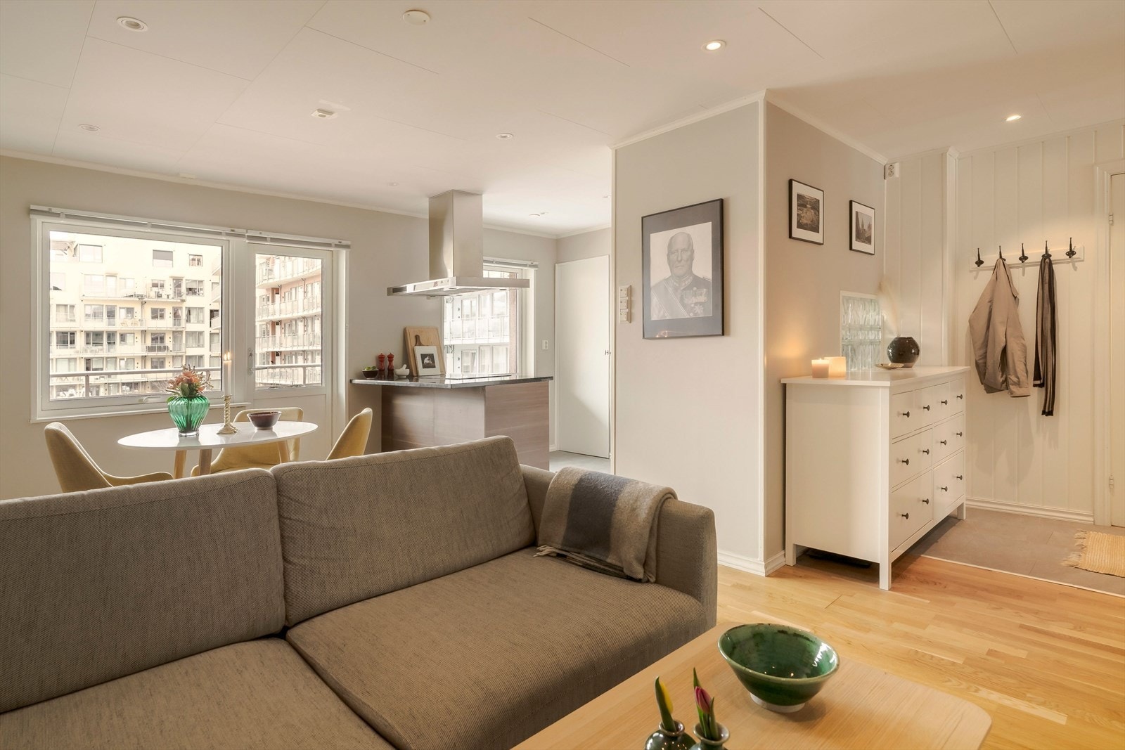 Det er gjennomgående bruk av downlights i leiligheten. Galleribilde