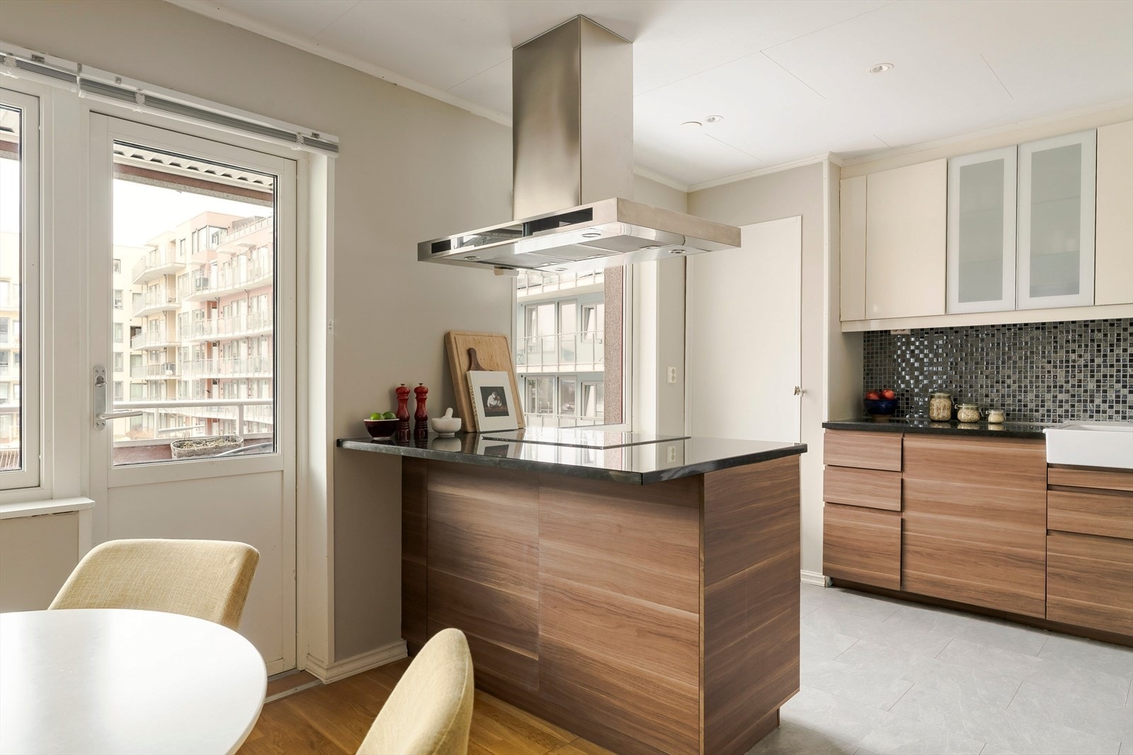 Lekkert kjøkken med kjøkkenøy som skiller kjøkkenet med spiseavdelingen. Galleribilde