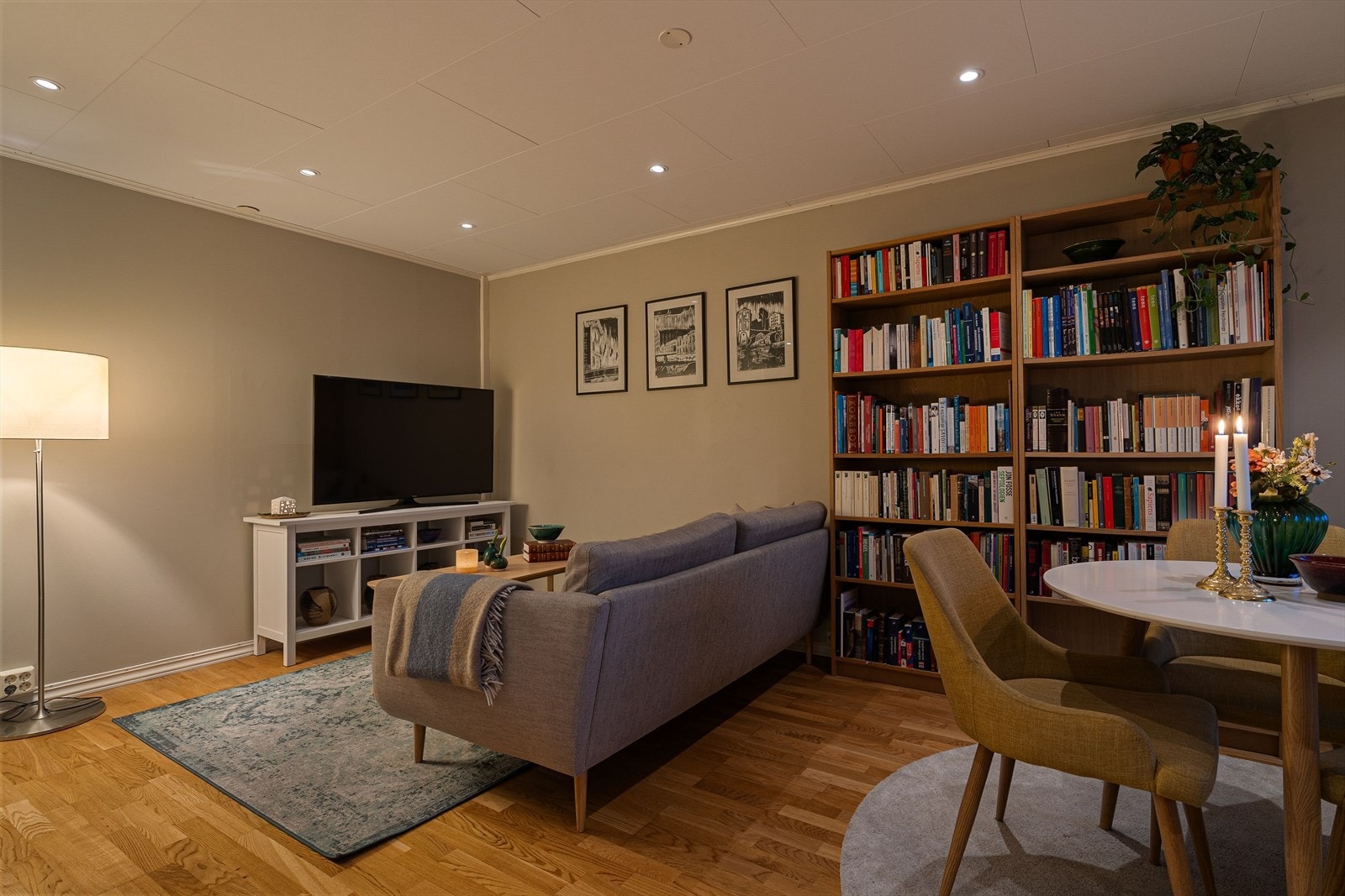 Det er delvis varme i gulv i leiligheten. Ellers er det vedovn og elektrisitet som oppvarmingskilde. Galleribilde