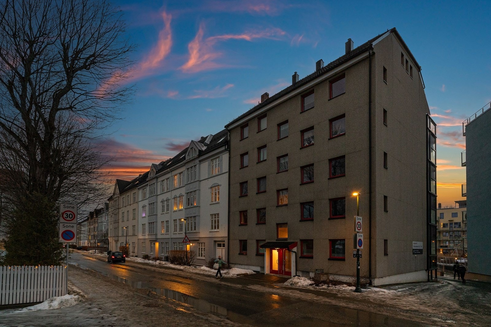 Her bor du med umiddelbar nærhet til dagligvarebutikk, bussholdeplass, treningssenter mm. Galleribilde