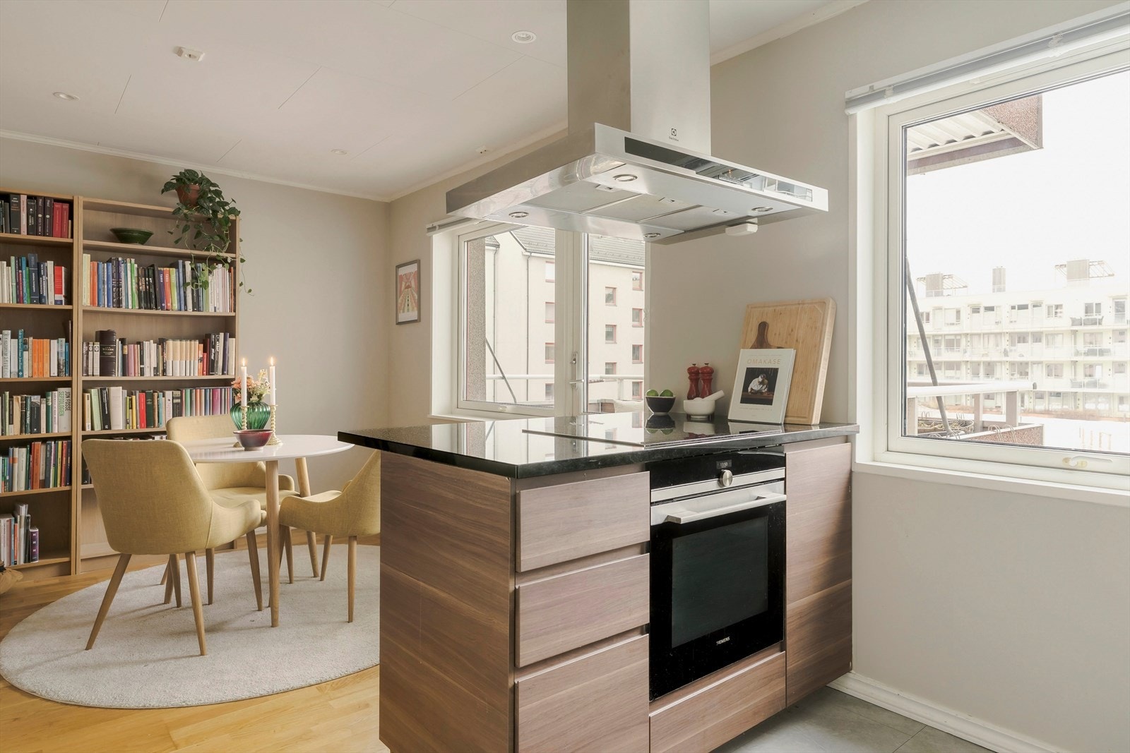 Hyggelig utsyn fra kjøkkenet og spiseavdelingen. Galleribilde