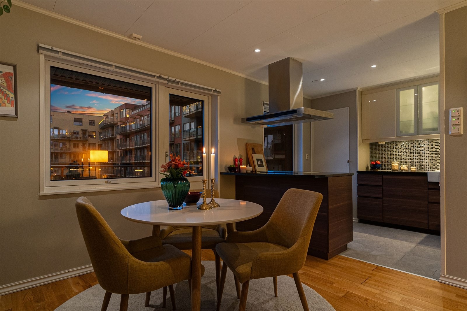 Leiligheten har en fin intern beliggenhet i 2. etasje. Galleribilde