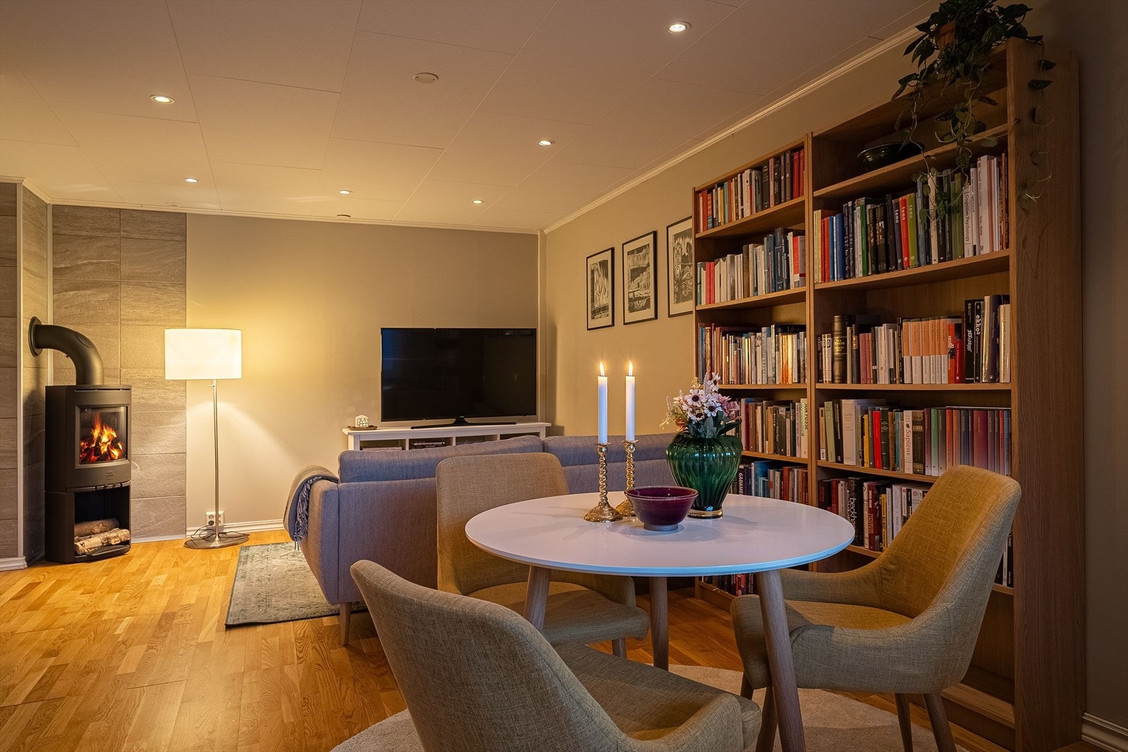 Stuen er målt til 19,5 kvm., med plass til både spisebord og sofagruppe. Galleribilde