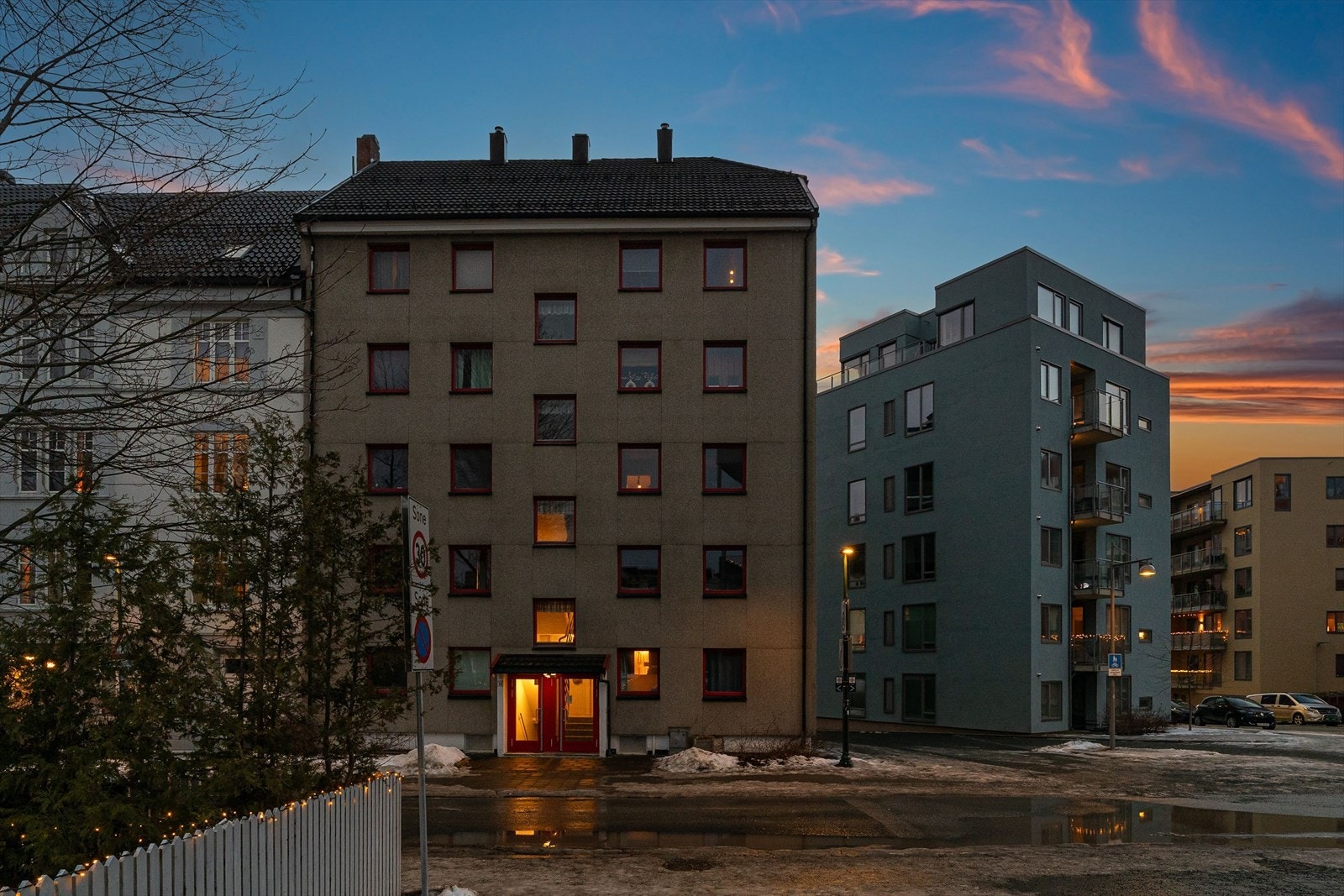 Ladeveien 14 har en attraktiv beliggenhet på Lade, et populært og veletablert boligområde med nærhet til Trondheim sentrum. Velkommen til visning! Galleribilde