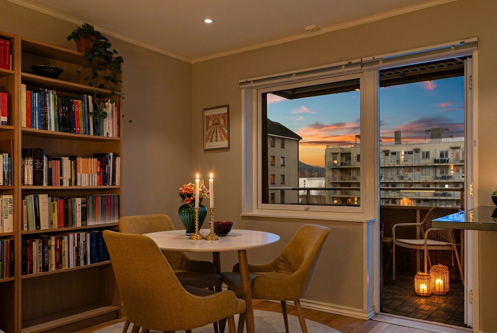 Leiligheten er på 56 kvm. og har to soverom, stue/kjøkken og bad. Flott balkong. Galleribilde