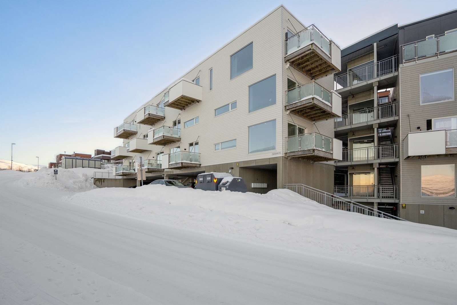 Leiligheten ligger i opphevet 1.etg., sentralt på Solneset i Hamna. Galleribilde