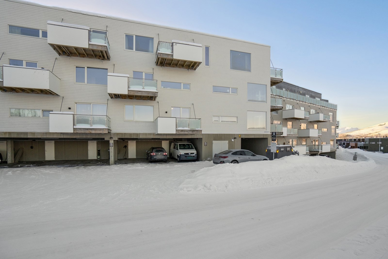 Fasade sett fra nord. Carport og adkomst ved heis. Galleribilde