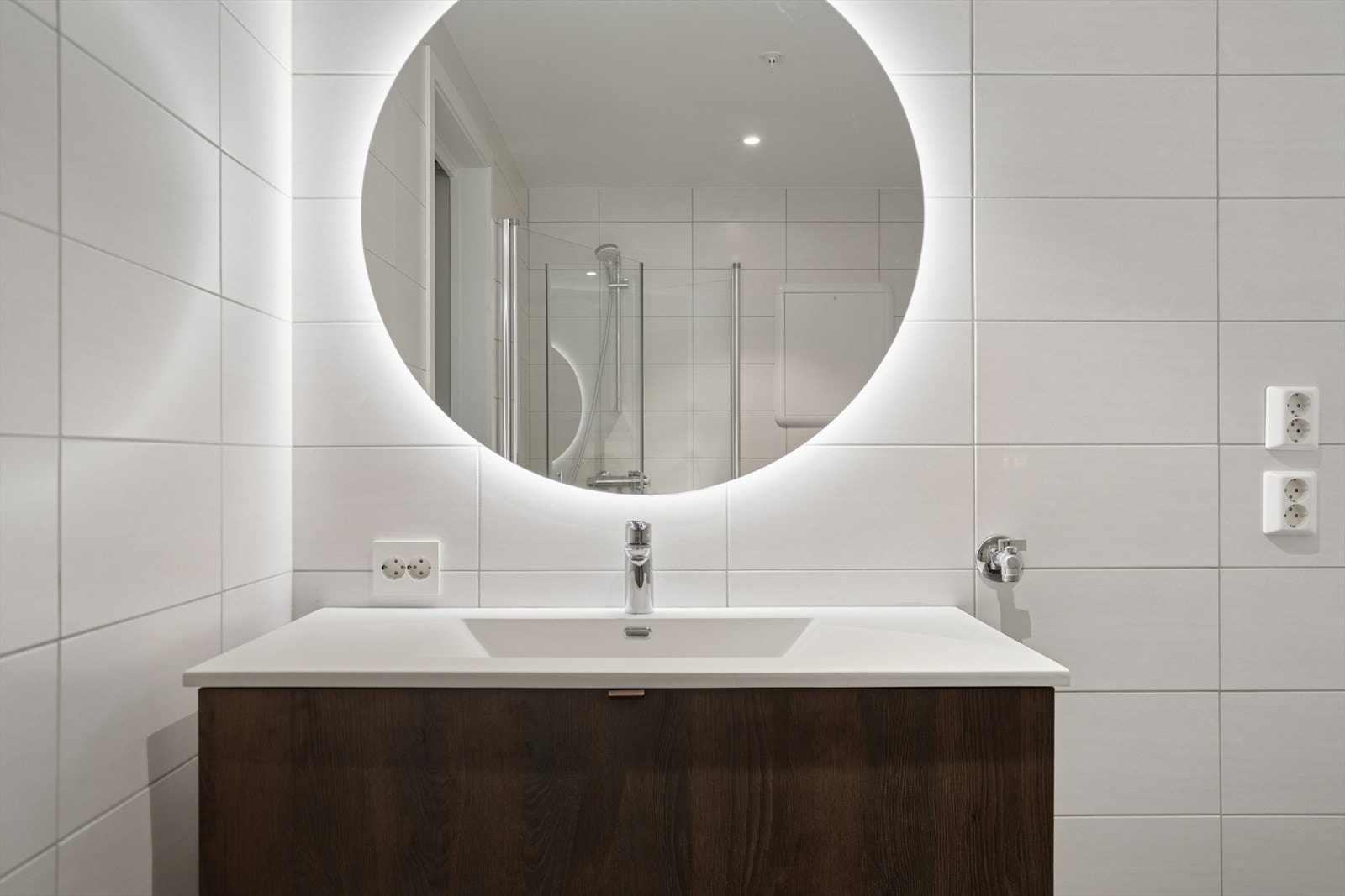 Servant med servantskuffer i elegant og tidløs utførelse. Galleribilde