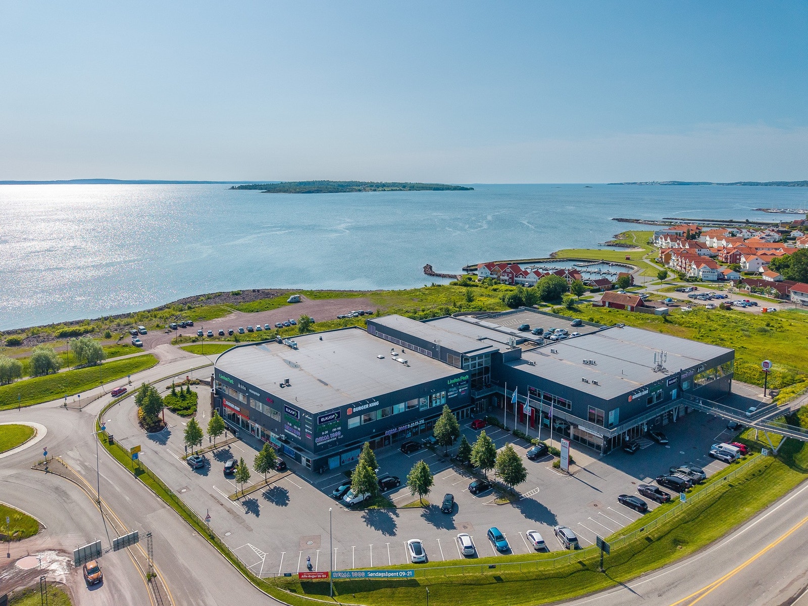 Det er flere kjøpesentre i sentrum av Horten og Linden Park med bl.a. treningssenter, lege, frisør, tannlege, apotekt, Elkjøp, Europris, Rema 100, Burger King mfl. Galleribilde