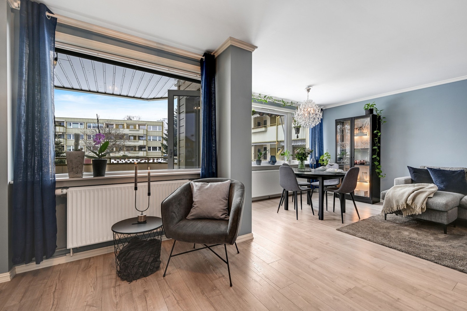 Det er god plass til godstolen foran vinduet i stuen for de som liker å strikke eller lese en god bok Galleribilde