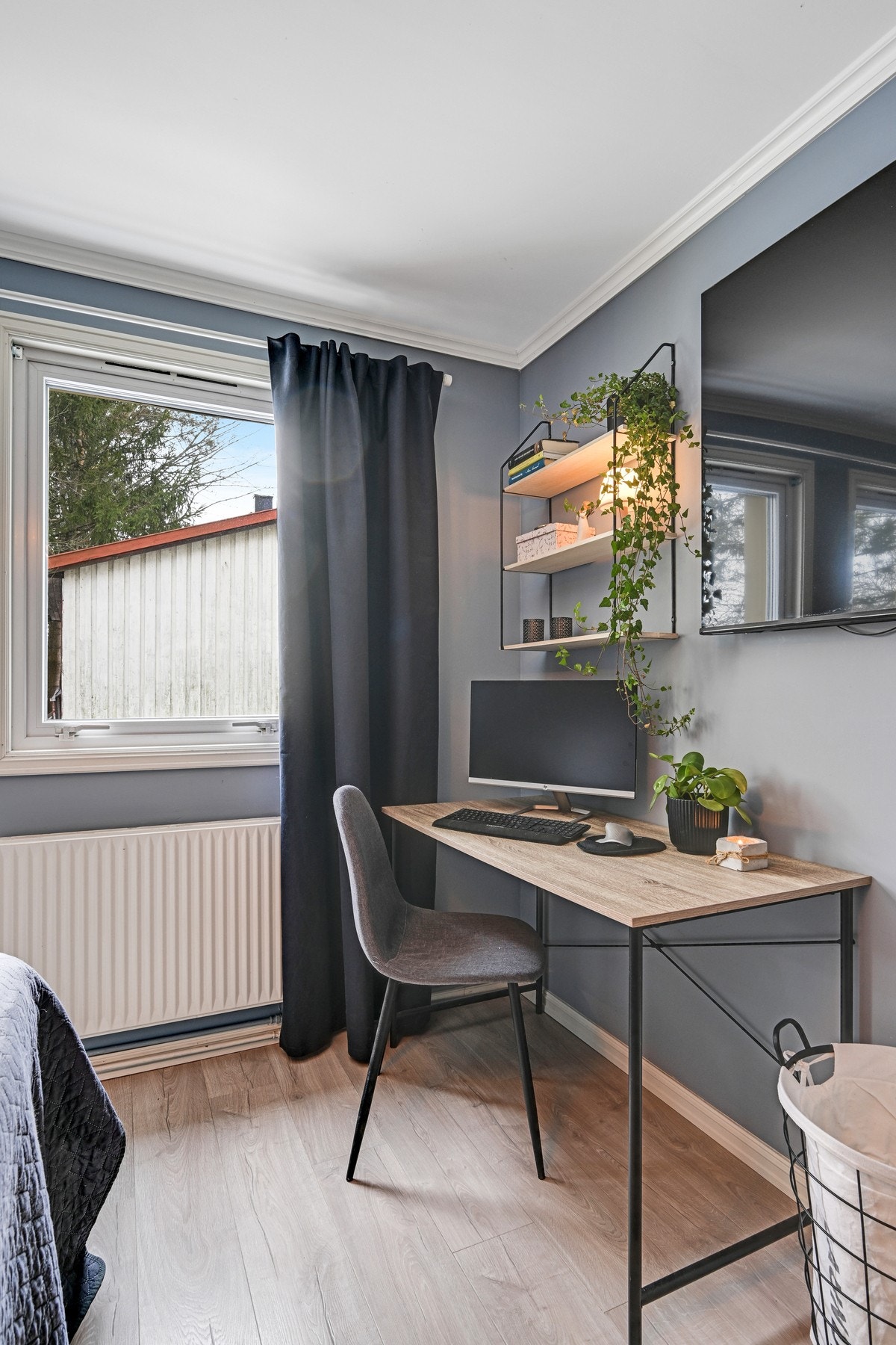 Det er pen laminat på gulvet, vegger malt i delikat farge og lysmalt himling på hovedsoverommet. Her er det også plass til hjemmekontor Galleribilde