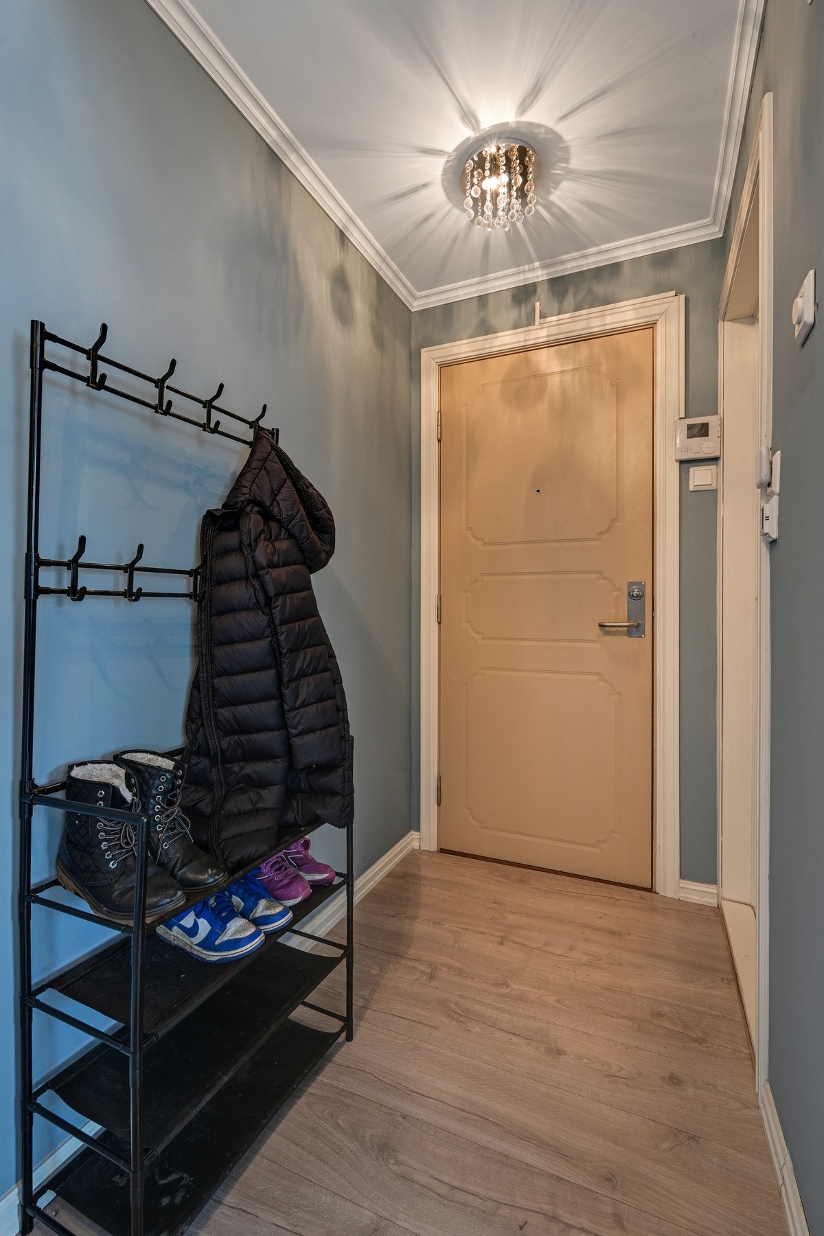 Borettslaget har porttelefon så her vil man føle seg trygg. Det er også to boder i kjelleren som tilhører leiligheten så her har man godt med lagringsplass. Galleribilde