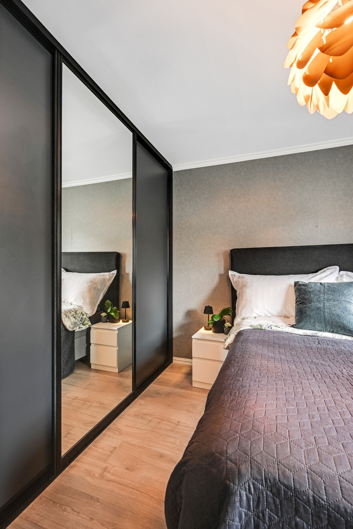 Skyvedørsgarderobe med god oppbevaringsplass på hovedsoverommet Galleribilde