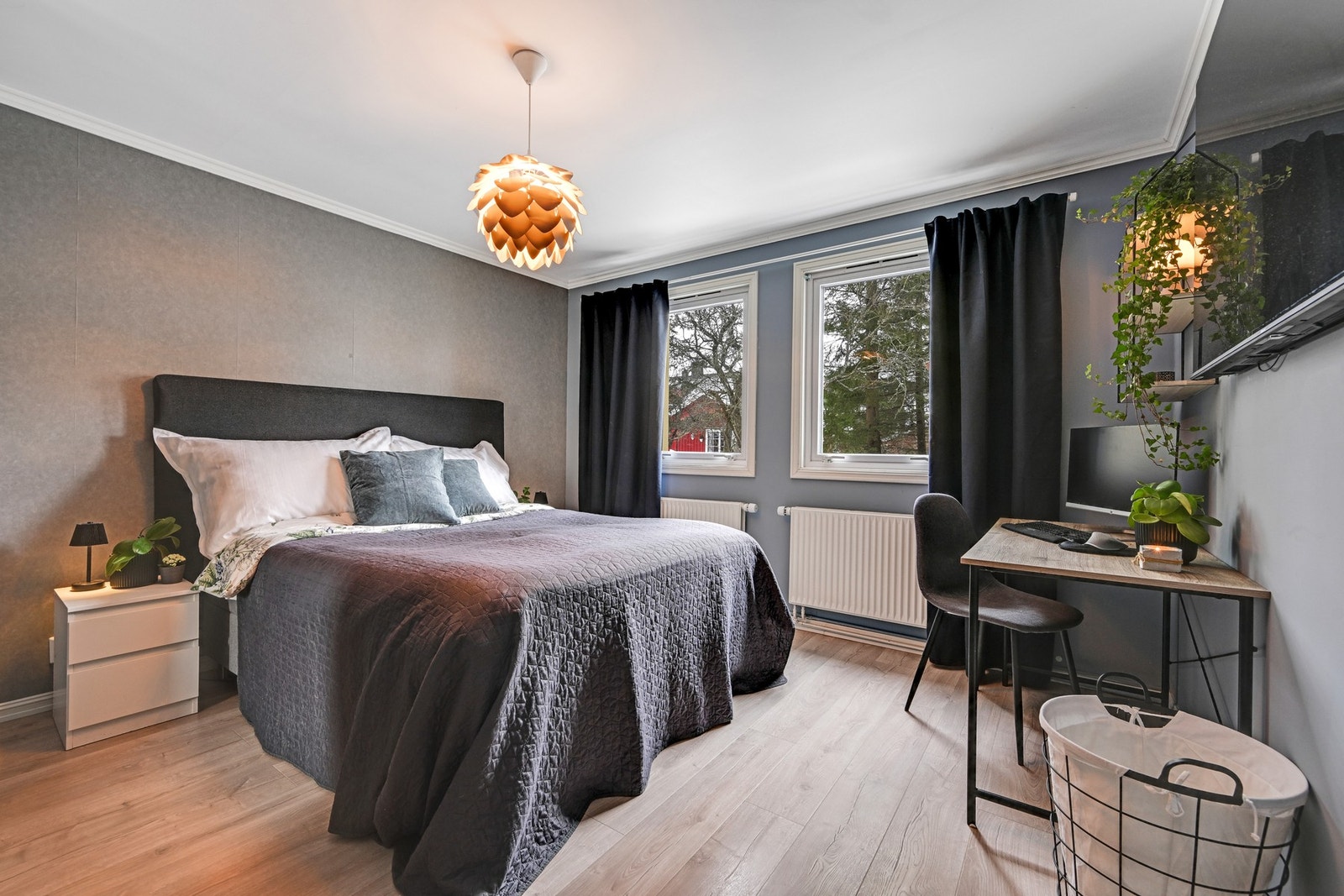 Stort hovedsoverom med store vinduer og vannbåren varme Galleribilde