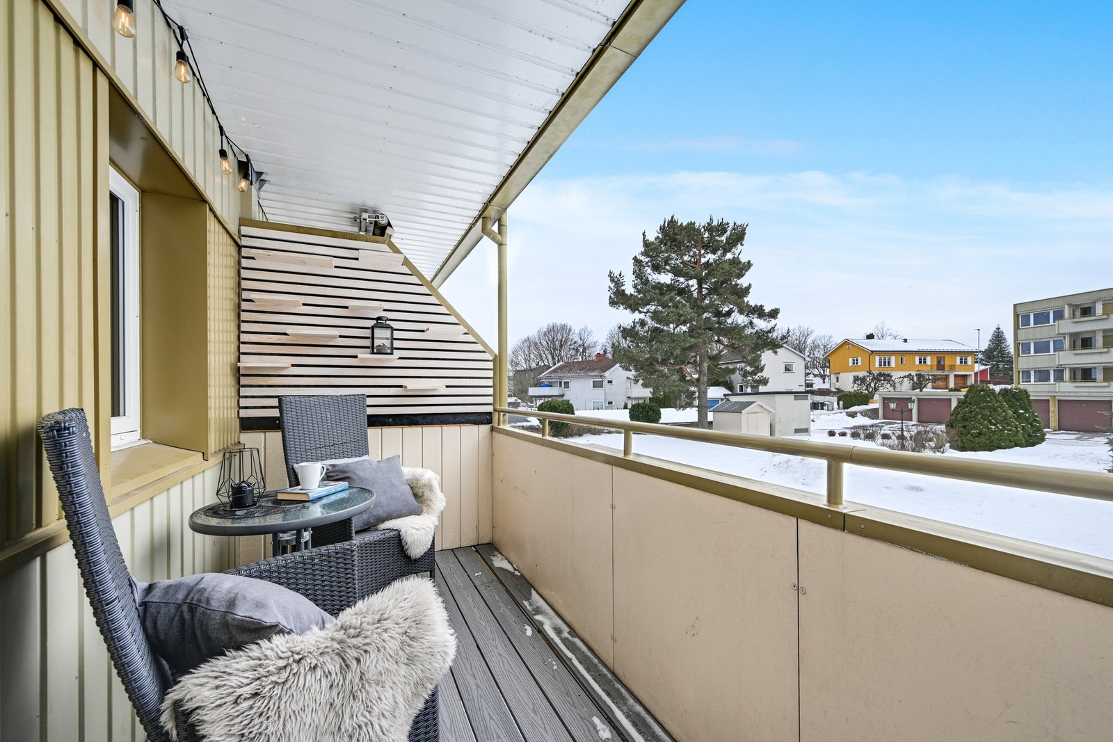 Fra stuen er det utgang til overbygd balkong. Det er levegg mot naboens leilighet. Galleribilde