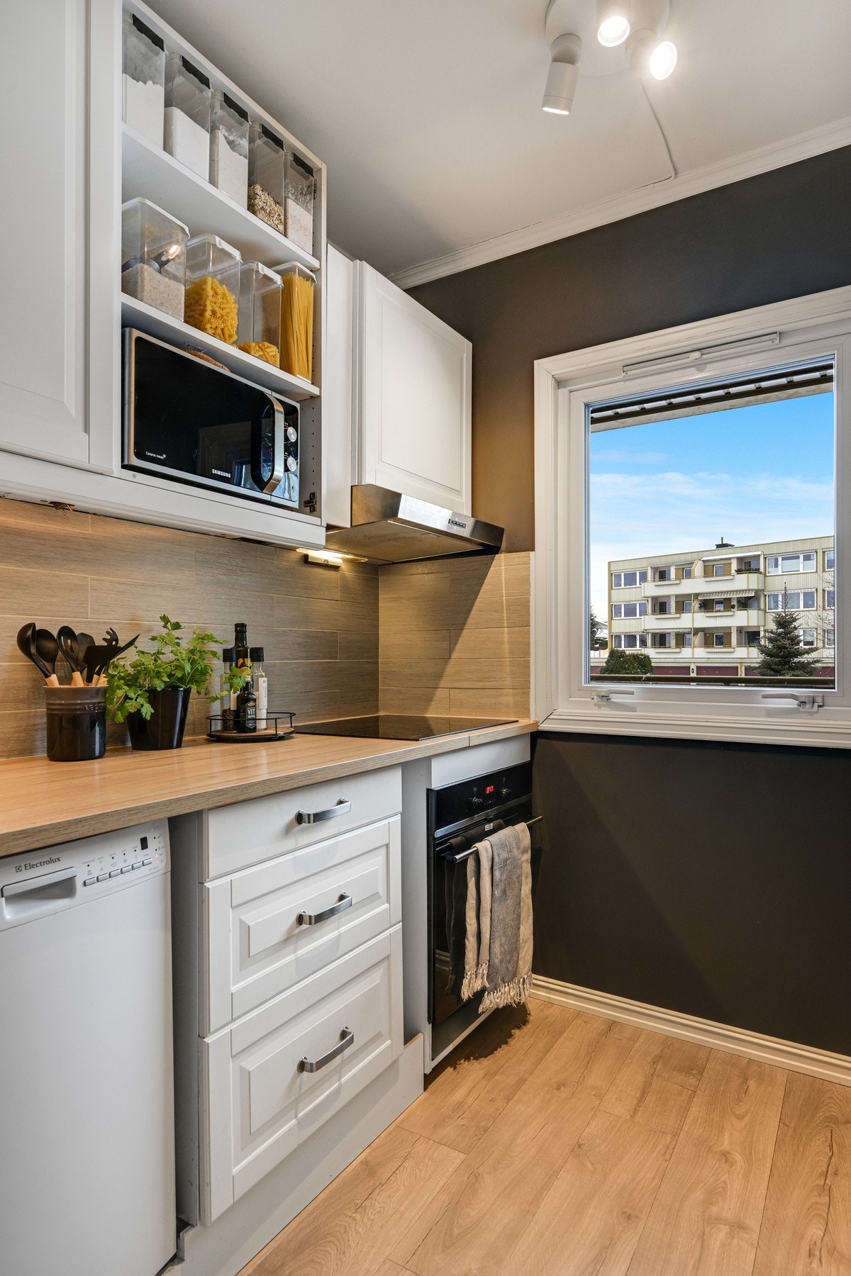 Koketopp, stekeovn og oppvaskmaskin medfølger handelen Galleribilde