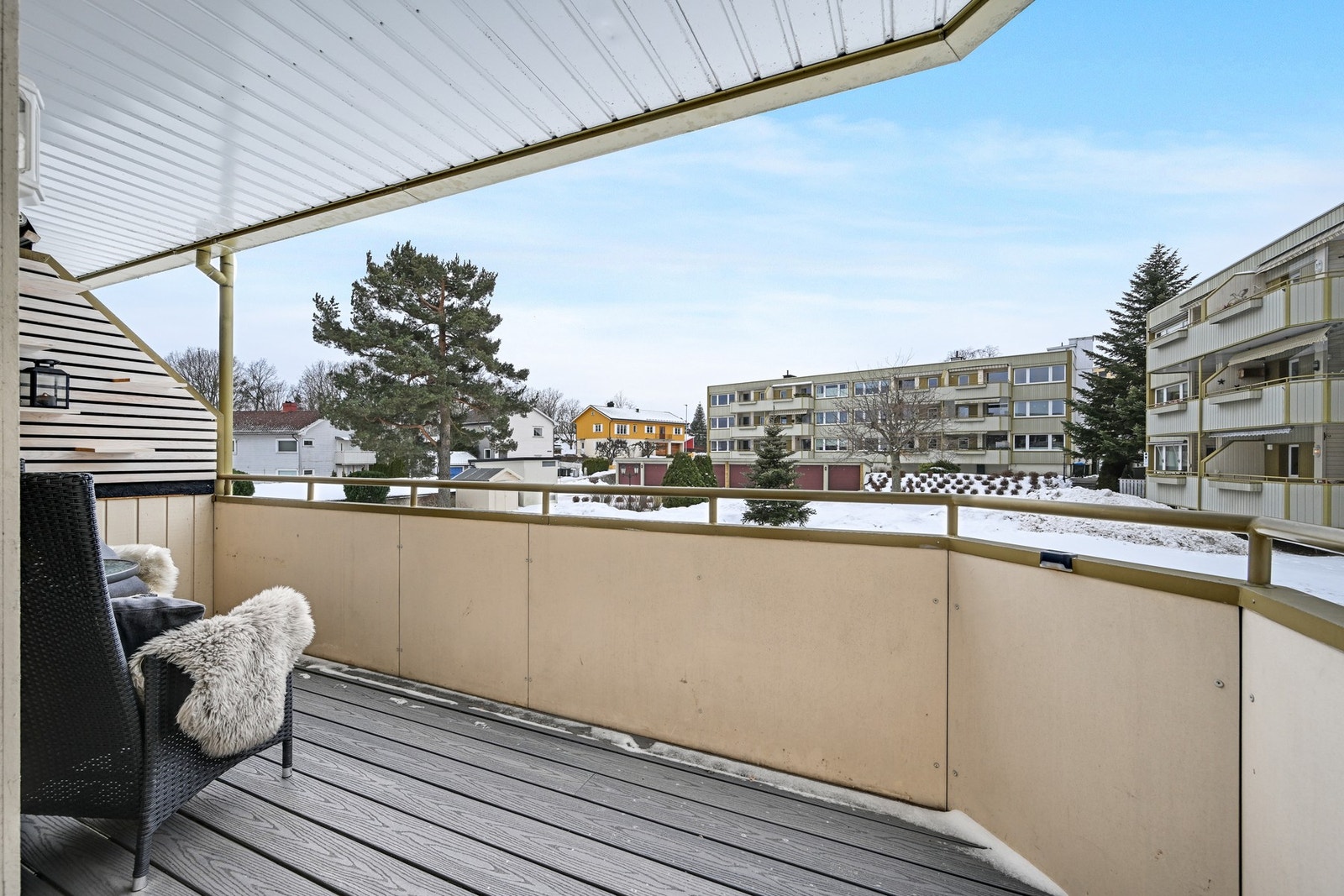 Fra balkongen er det utsyn inn mot borettslagets pent opparbeide eiendom Galleribilde