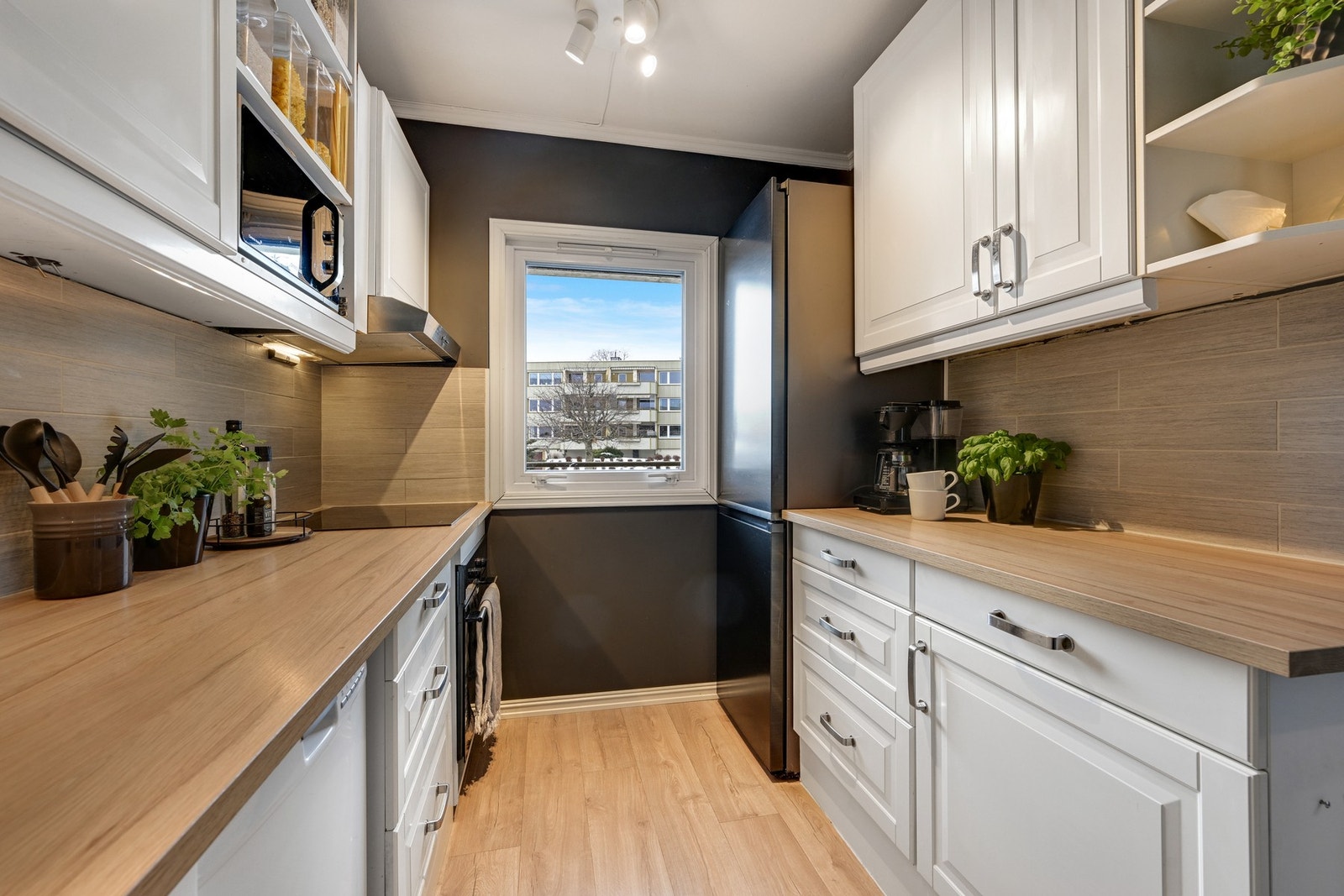 God benkeplass og stort vindu, så her vil kokken trives. Galleribilde