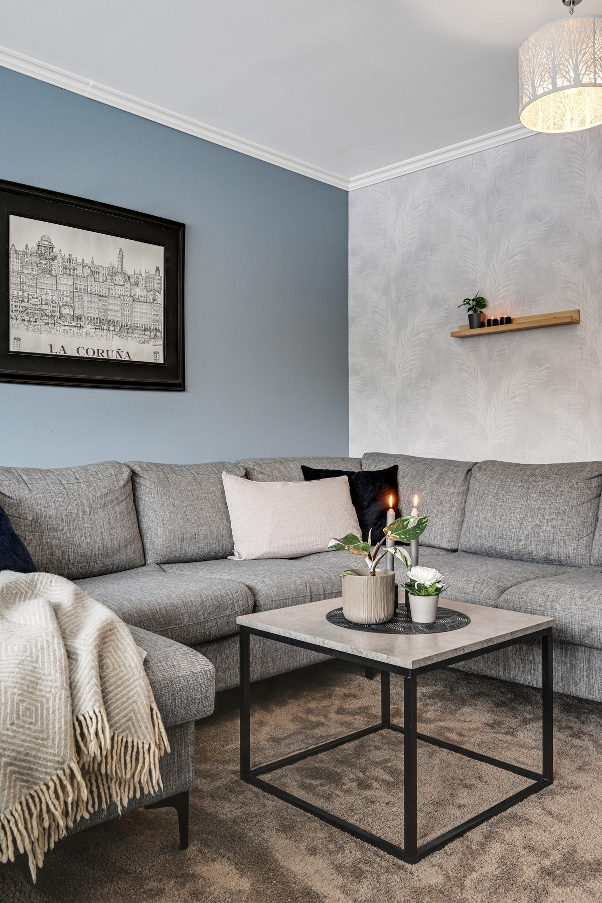 God plass til en deilig sofa hvor man kan synke ned å se på tv eller surfe på nett. T-We via Telenor er inkludert i fellesutgiftene. Galleribilde