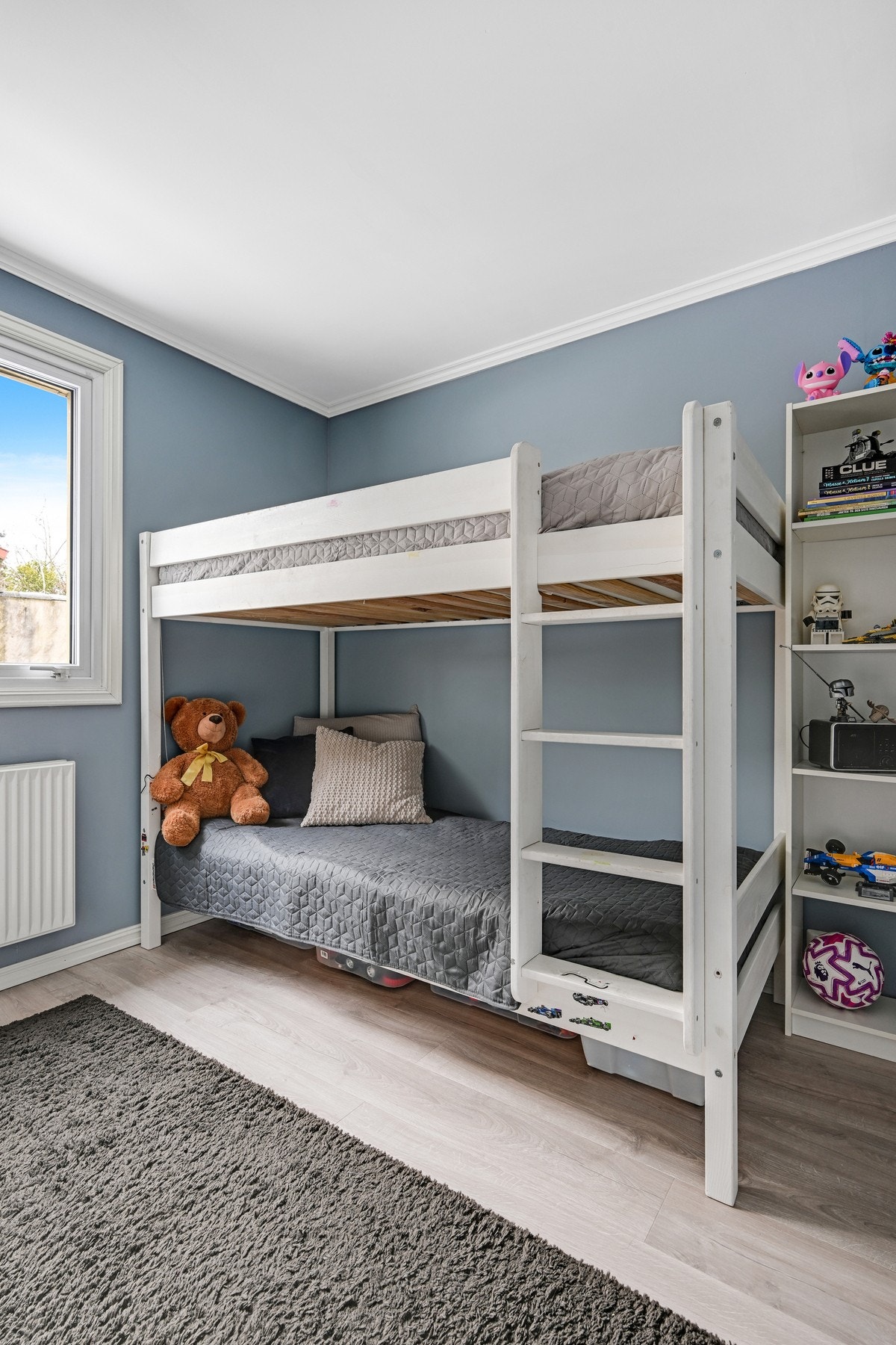 Det er vannbåren varme via radiator på barnesoverommet Galleribilde