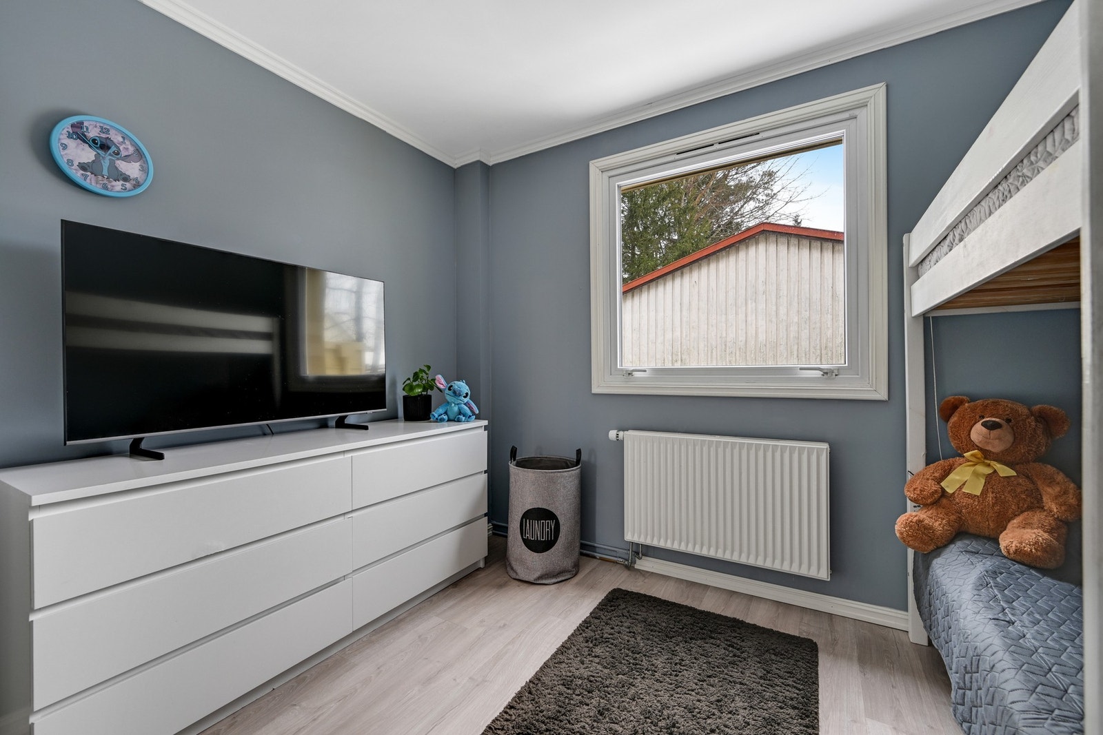 God plass til seng, kommoder og annen møblering på barnesoverommet Galleribilde