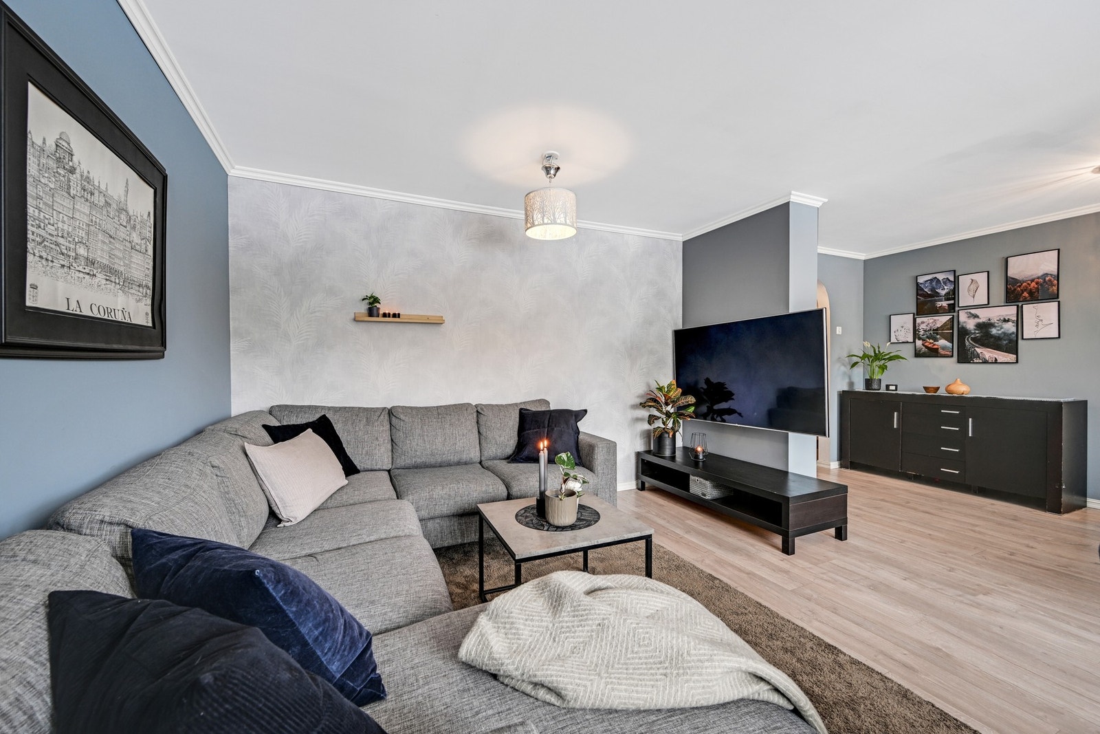 Det er gjennomgående pen og moderne gulv i leiligheten og vegger malt i tidsriktig farge, samt lysmalt himling. Galleribilde