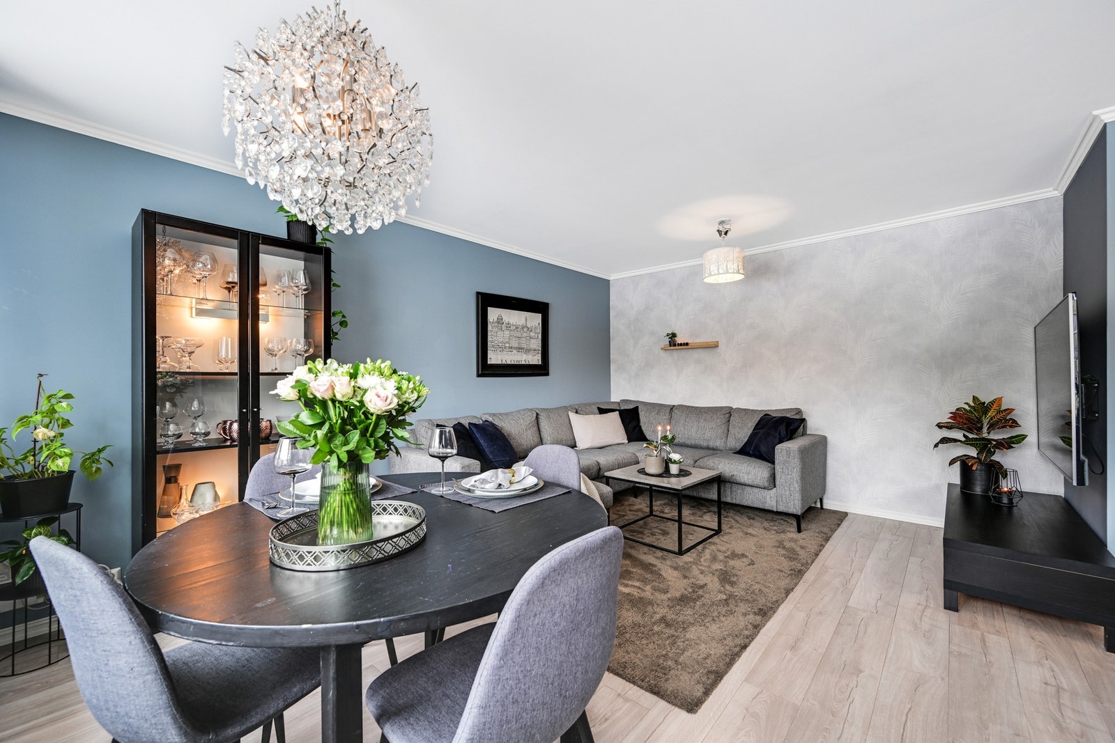 Leiligheten har god planløsning så her er det bl.a. god plass til både stue- og spisestuemøblement. Galleribilde