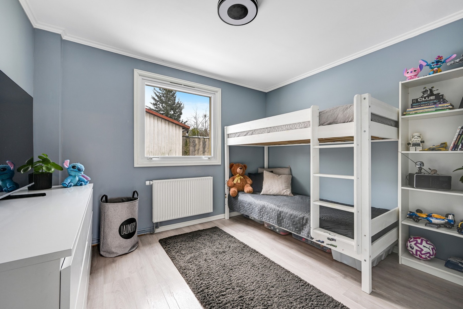 Stort barnesoverom med pent gulv, vegger malt i tidsriktig farge og lysmalt himling. Galleribilde