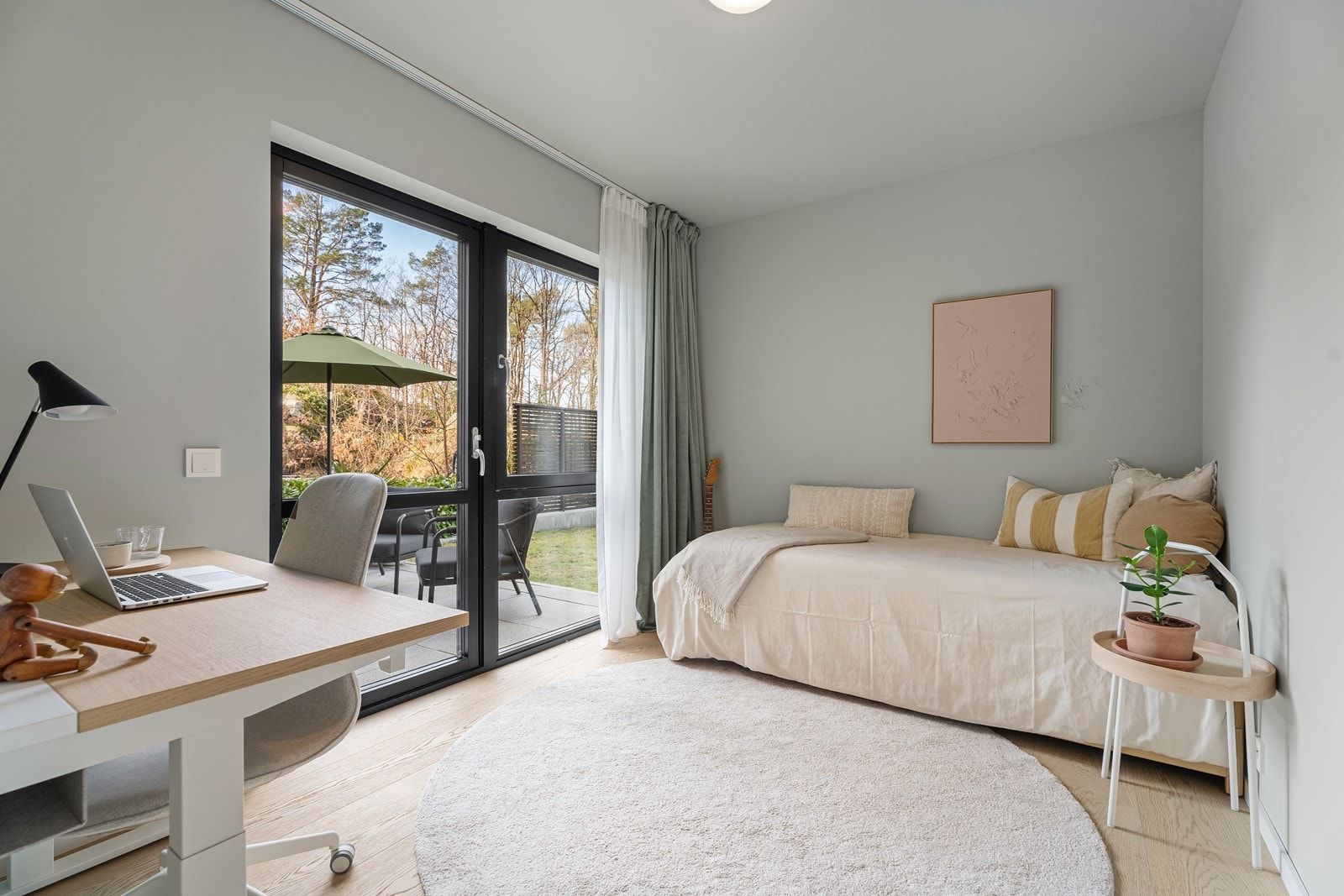 Siste soverom er i dag innredet som kombinert gjesterom og kontor. Fra dette rommet er det utgang til hagen på baksiden av huset. Galleribilde