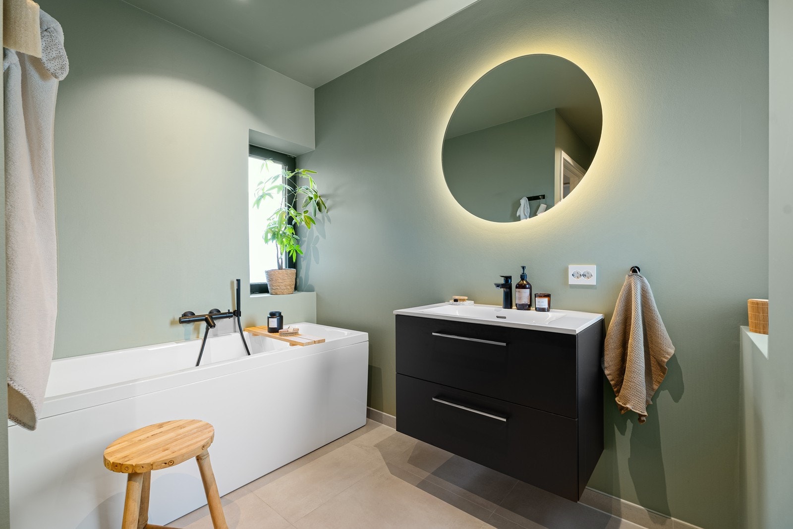 Badet i denne etasjen er innredet med både badekar og dusj! Galleribilde