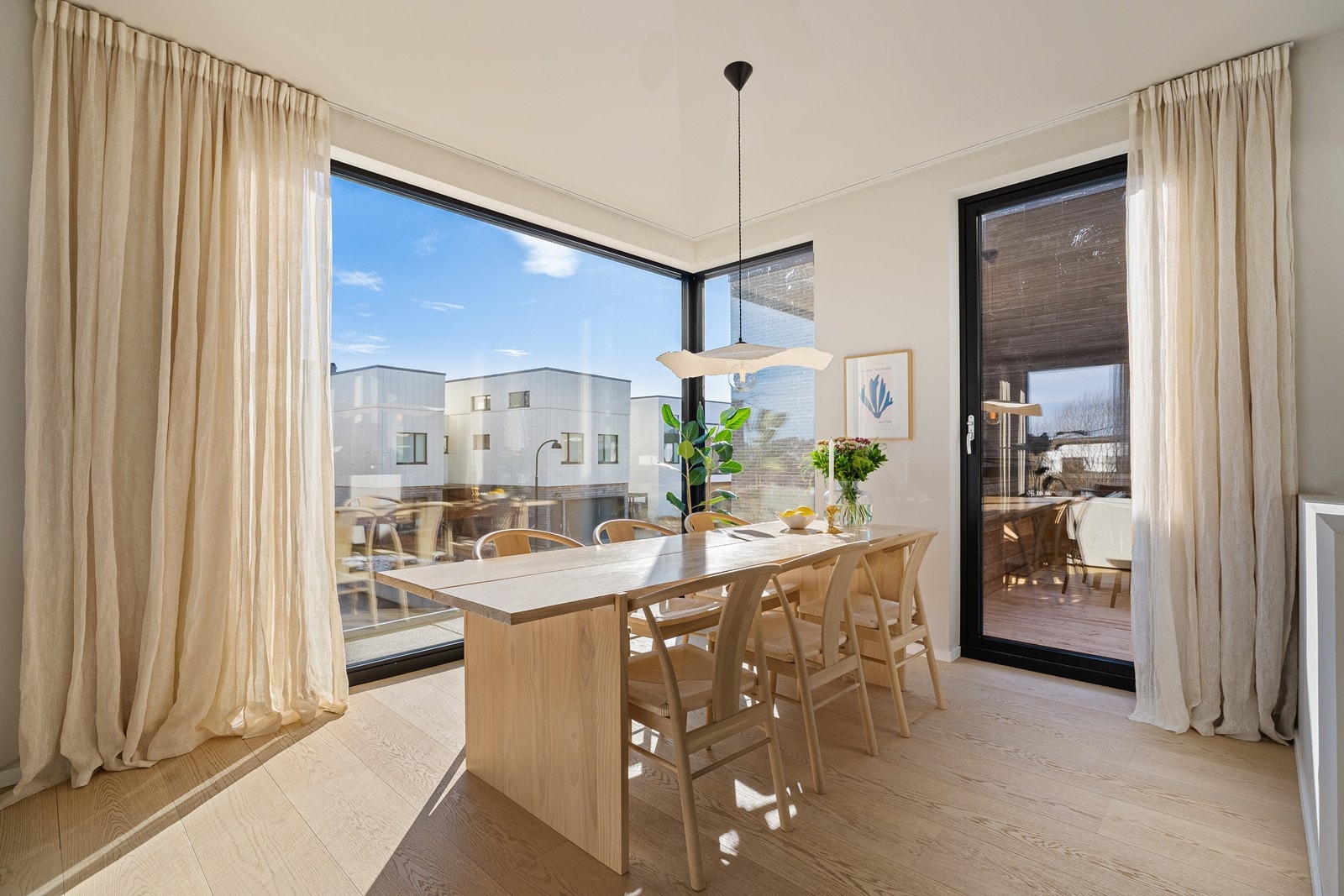 Rommet er malt i en lun og behagelig tone, store vinduoverflater slipper inn rikelig med naturlig lys. Galleribilde