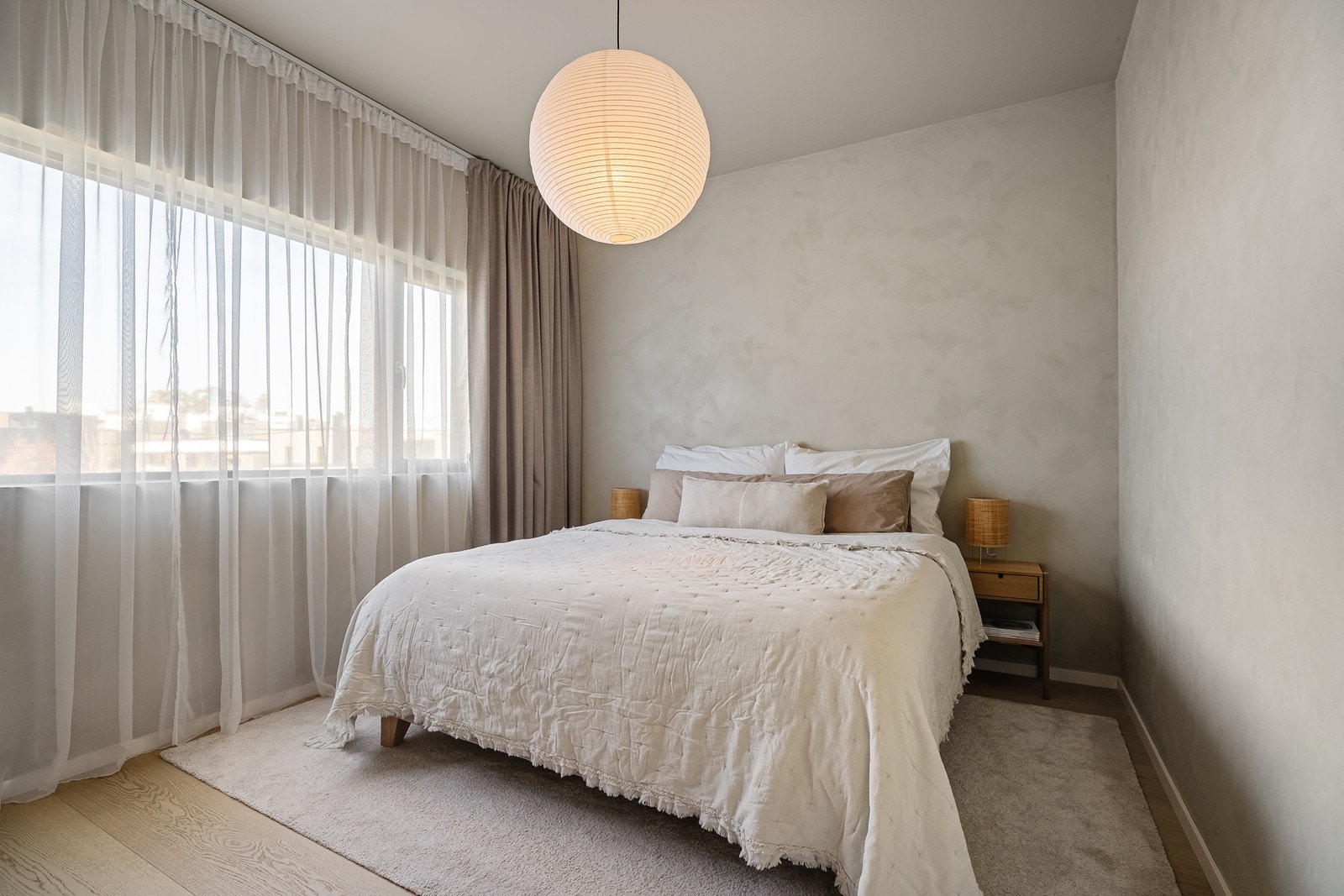 Soverommet er malt i en behagelig tone, store vinduer med lysinnslipp og i dag innredet med stor seng. Galleribilde