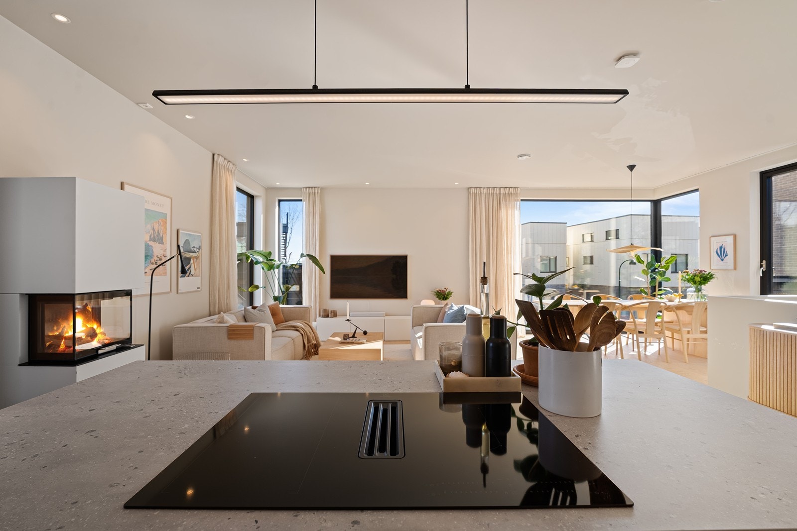 Her kan du enkelt underholde gjestene samtidig som du gjør siste finish på middagen. Galleribilde