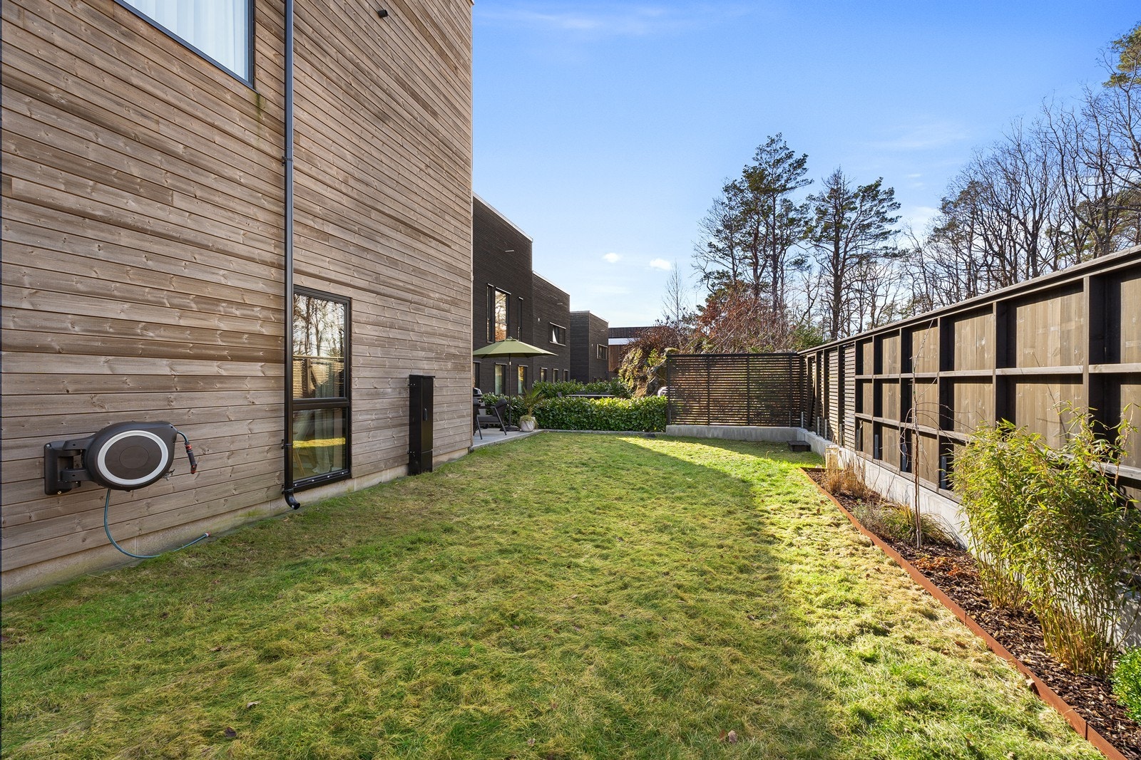 Romslig hage med plass til blant annet trampoline til barna eller andre gøye aktiviteter. Galleribilde