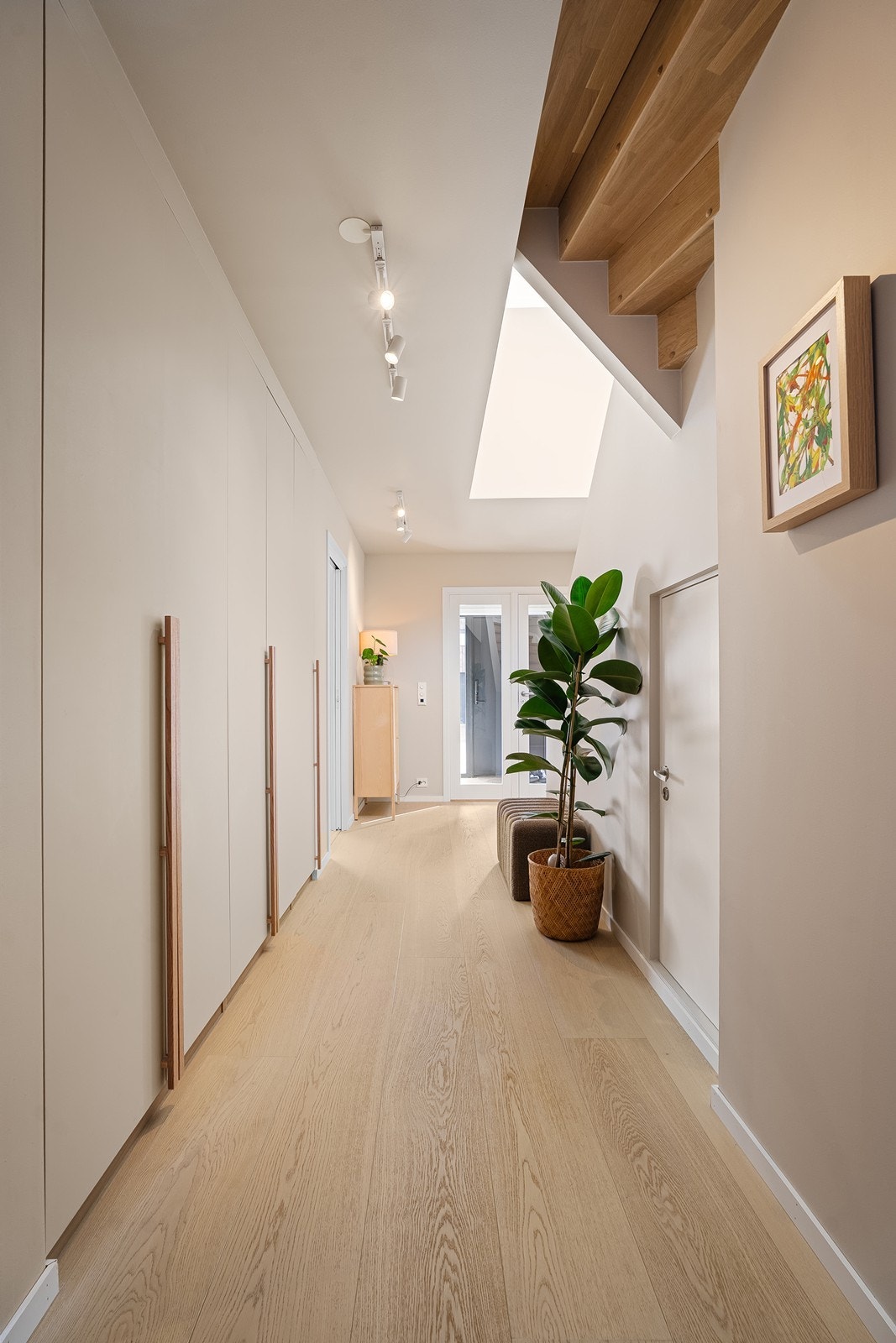 Gangen er langstrakt med en stor og romslig garderobe. Galleribilde