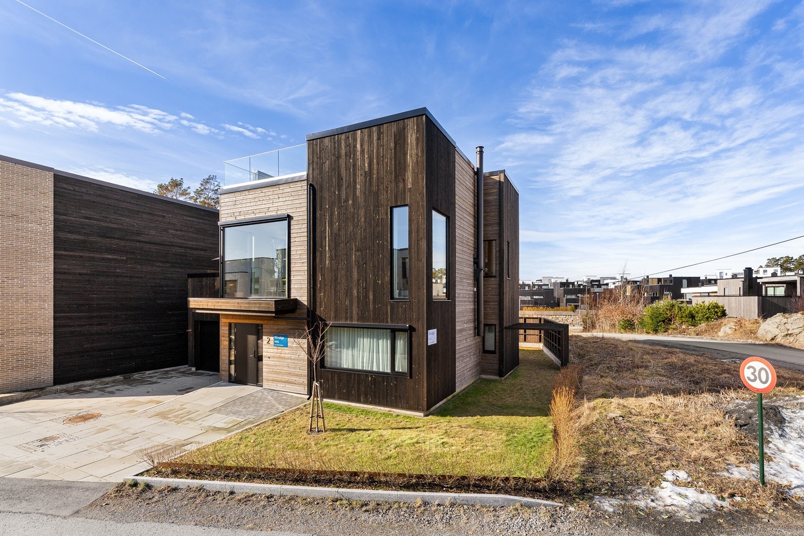 Det er garasje, men også god plass til å flere biler i innkjørsel. Galleribilde