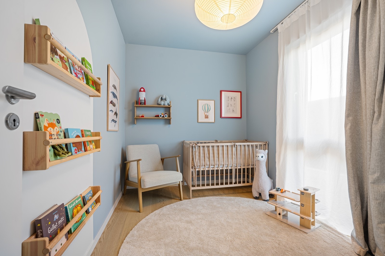 Soverom 2 malt i en flott blåfarge, store vinduoverflater skaper god romfølelse. Galleribilde