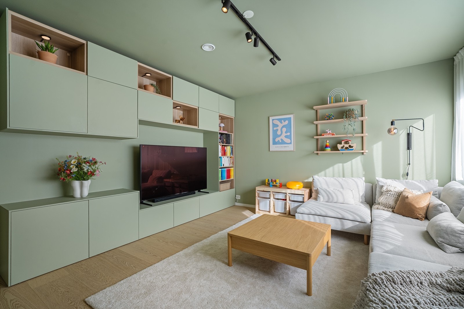 Malt i en kul og unik farge, her har det blitt montert en flott innredning som gir godt med oppbevaring. Galleribilde