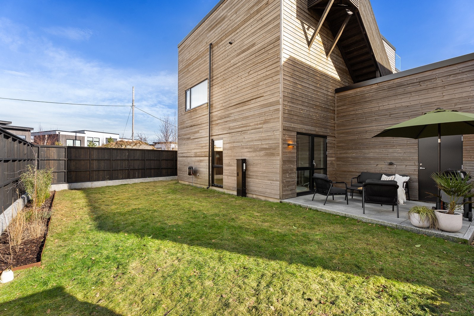 Boligen byr på flere flotte uteplasser - blant annet hage, altan og takterrasse! Galleribilde