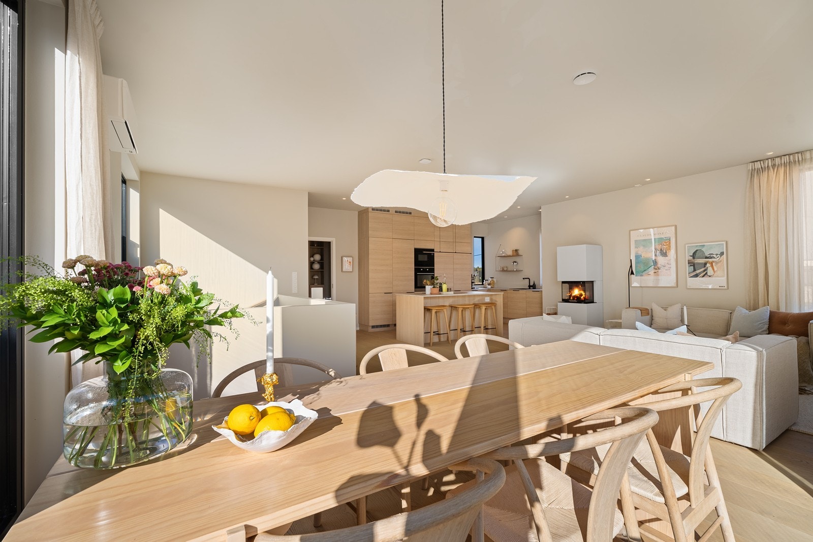 Stuens utforming gir naturlig plassering for spise- og sofagruppe. Galleribilde