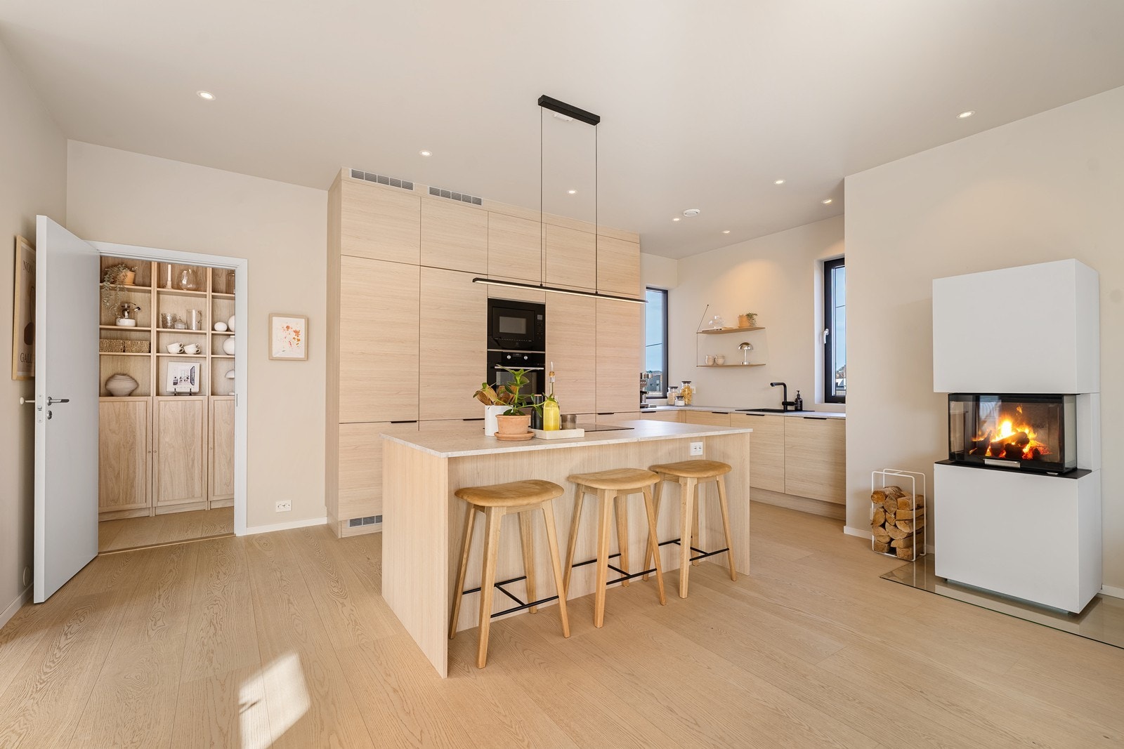 Det er åpen løsning mellom kjøkken og stue, dette skaper et sosialt rom hvor det er gøy å invitere gjester! Galleribilde