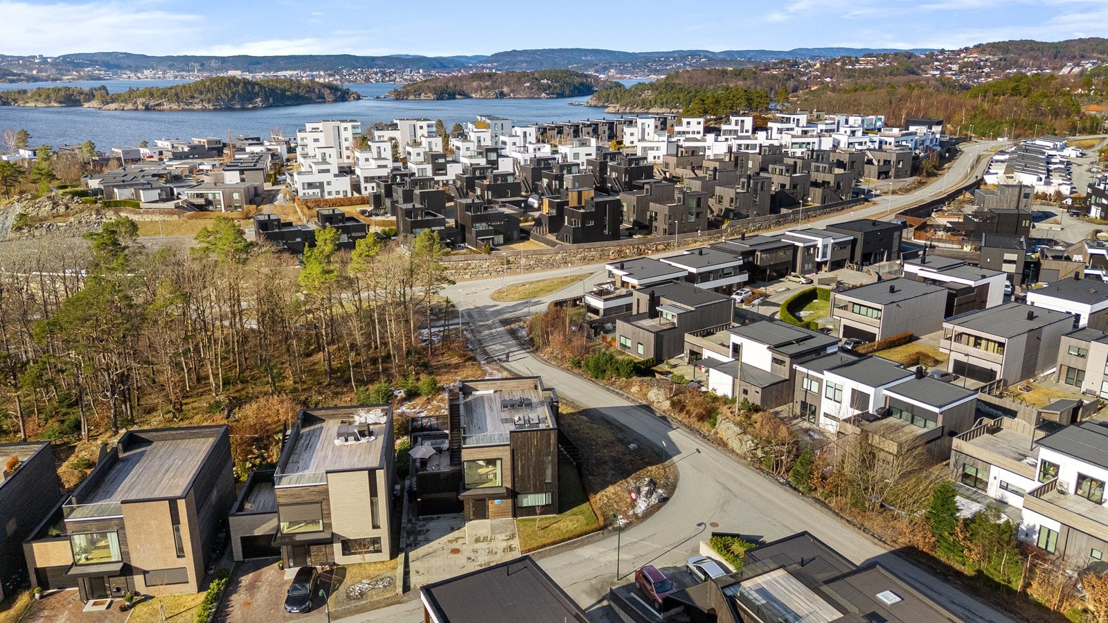 Beliggenheten passer spesielt godt for barnefamilier med god tilgang på lekeplasser, barnehager og skoler i umiddelbar nærhet. Galleribilde
