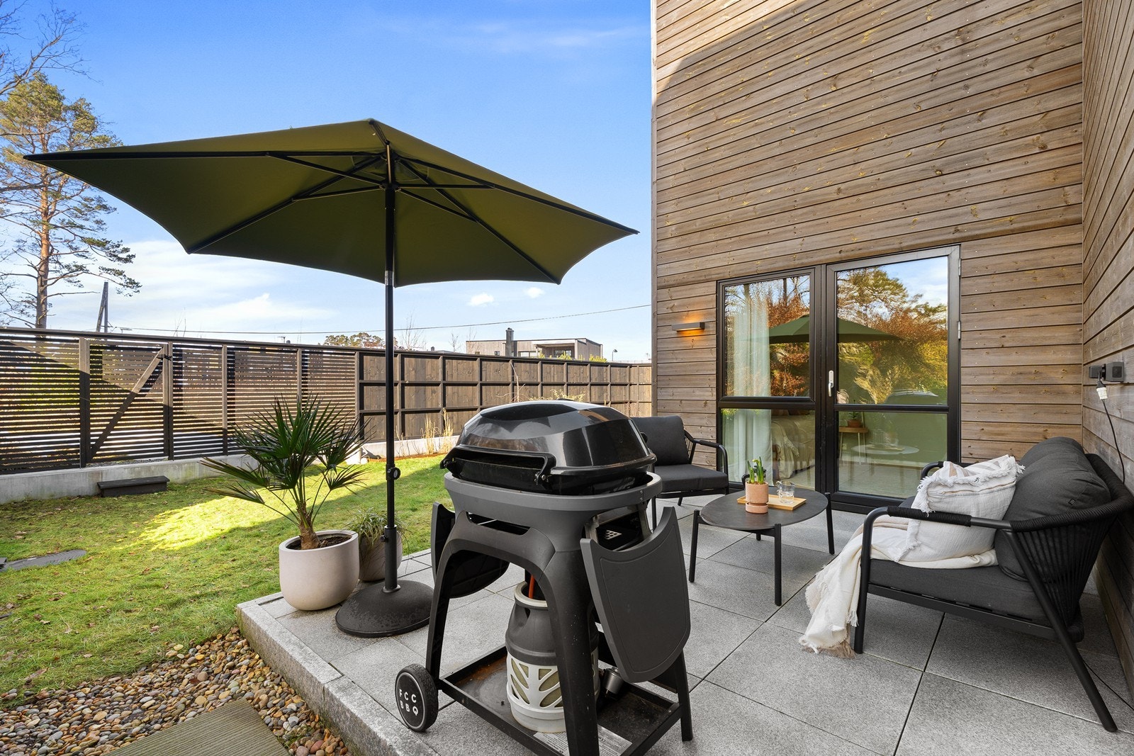 På baksiden av huset er det laget til en fin uteplass hvor du kan møblere med sittegruppe - her sitter du usjenert til. Galleribilde