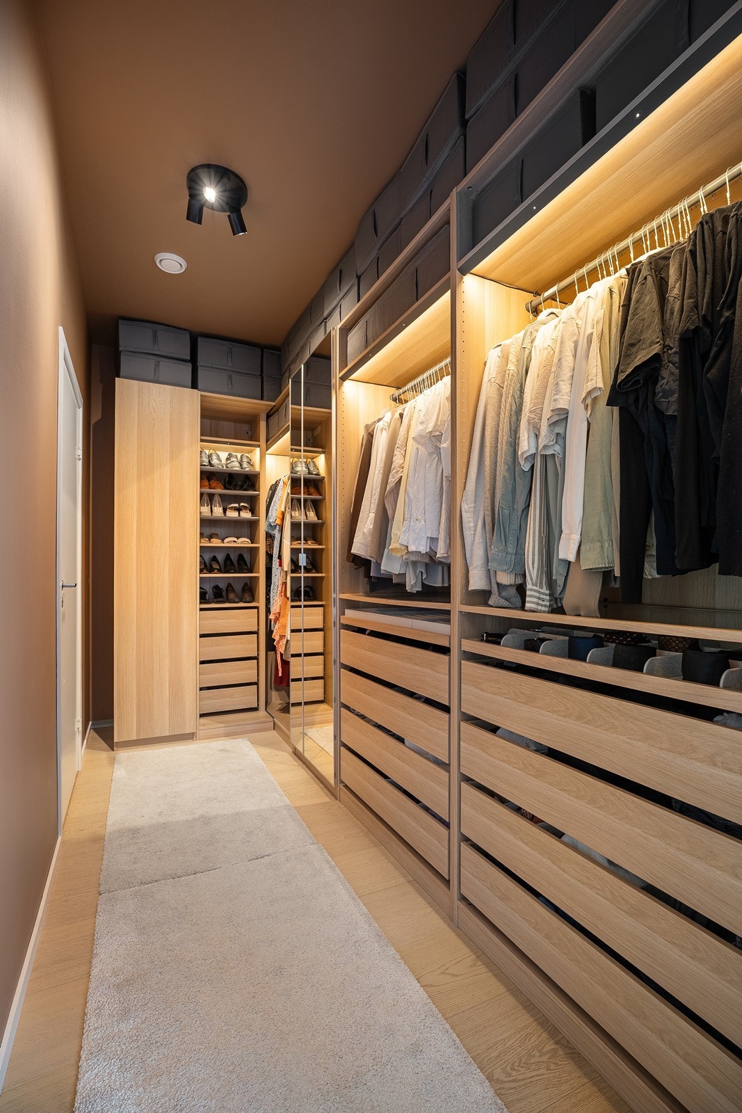 Romslig walk-in tilknyttet hovedsoverommet. Galleribilde