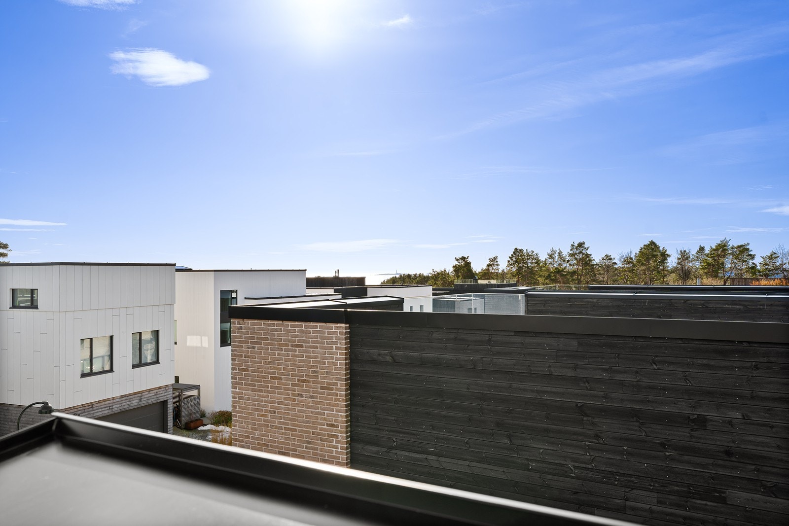 Solrik og stor takterrasse med utsikt helt til Oksøy fyr Galleribilde