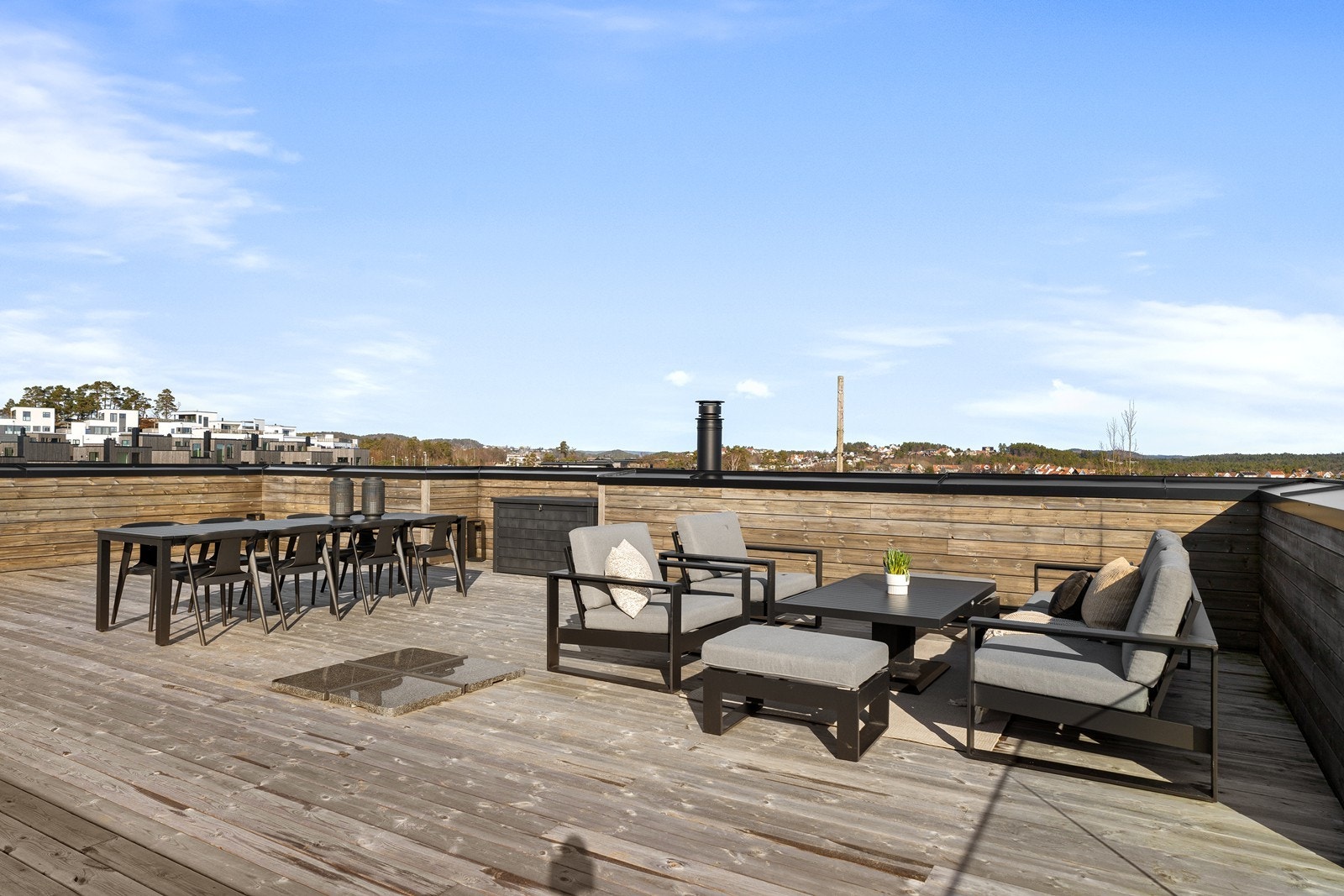 Oppe på takterrassen har du god plass til å invitere både familie å venner, her kan du møblere i flere seksjoner. Galleribilde