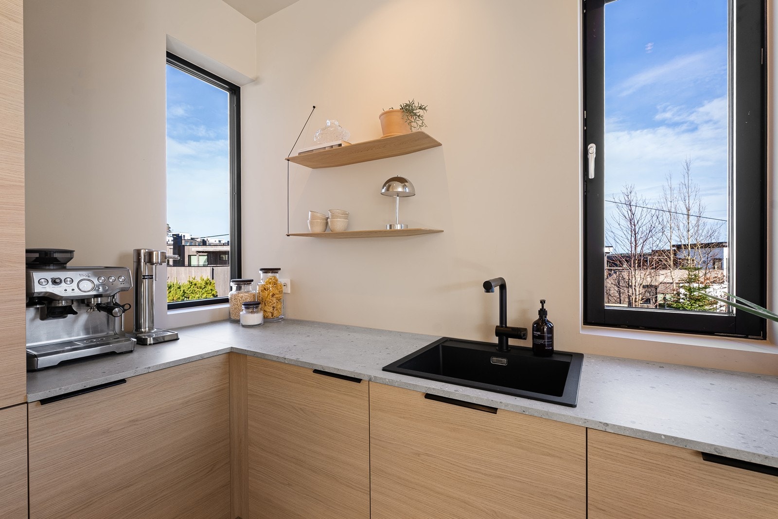 Kjøkkenet har en flott innredning fra Strai. Galleribilde